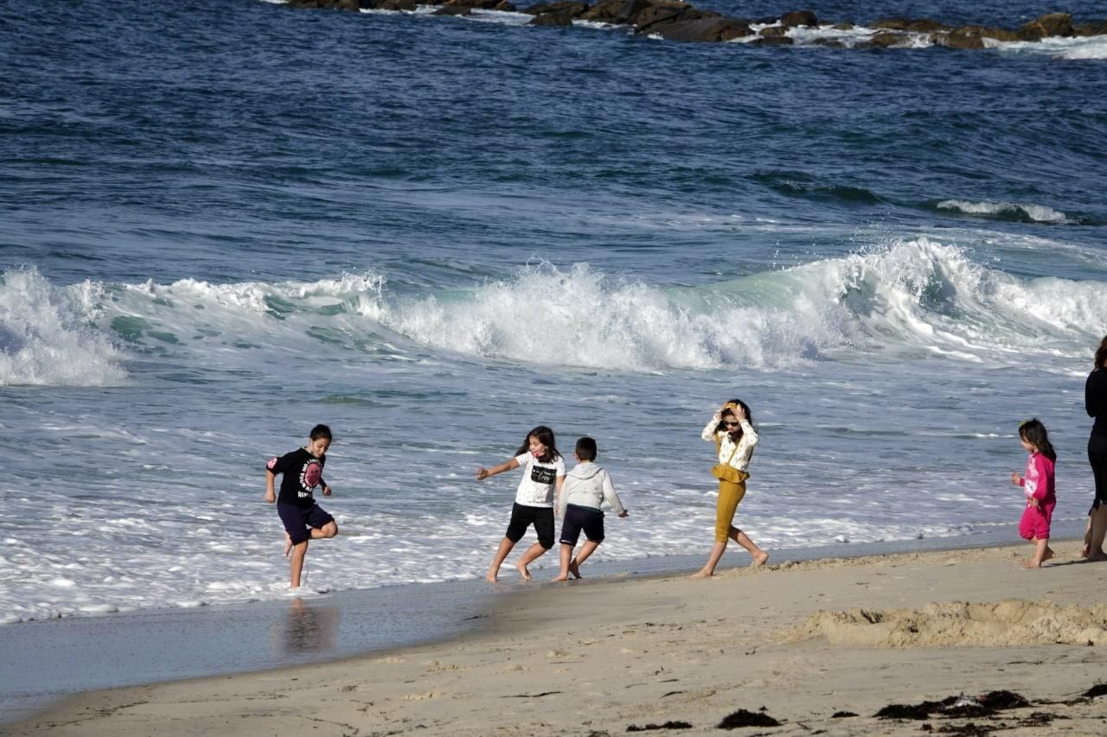 Fin de año con tiempo de verano en Vigo. Playa de Samil. // Vicente Alonso