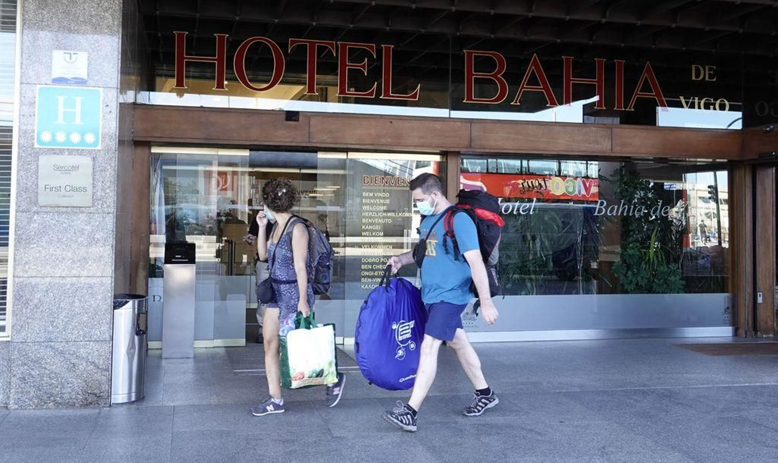 Turistas saliendo de un hotel del centro de la ciudad