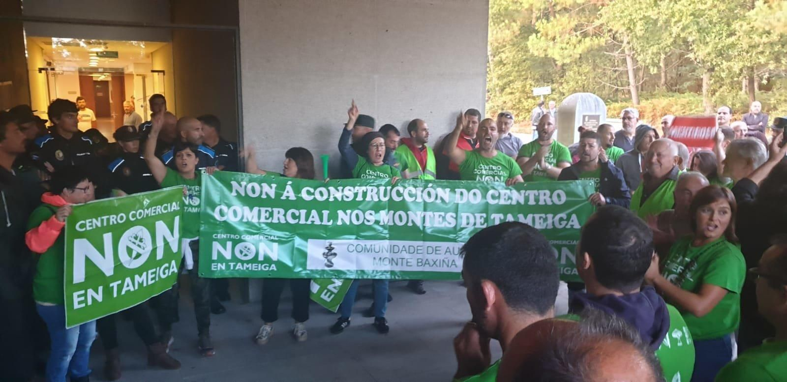 Incidentes en Mos por la ciudad deportiva del Celta // JV Landín