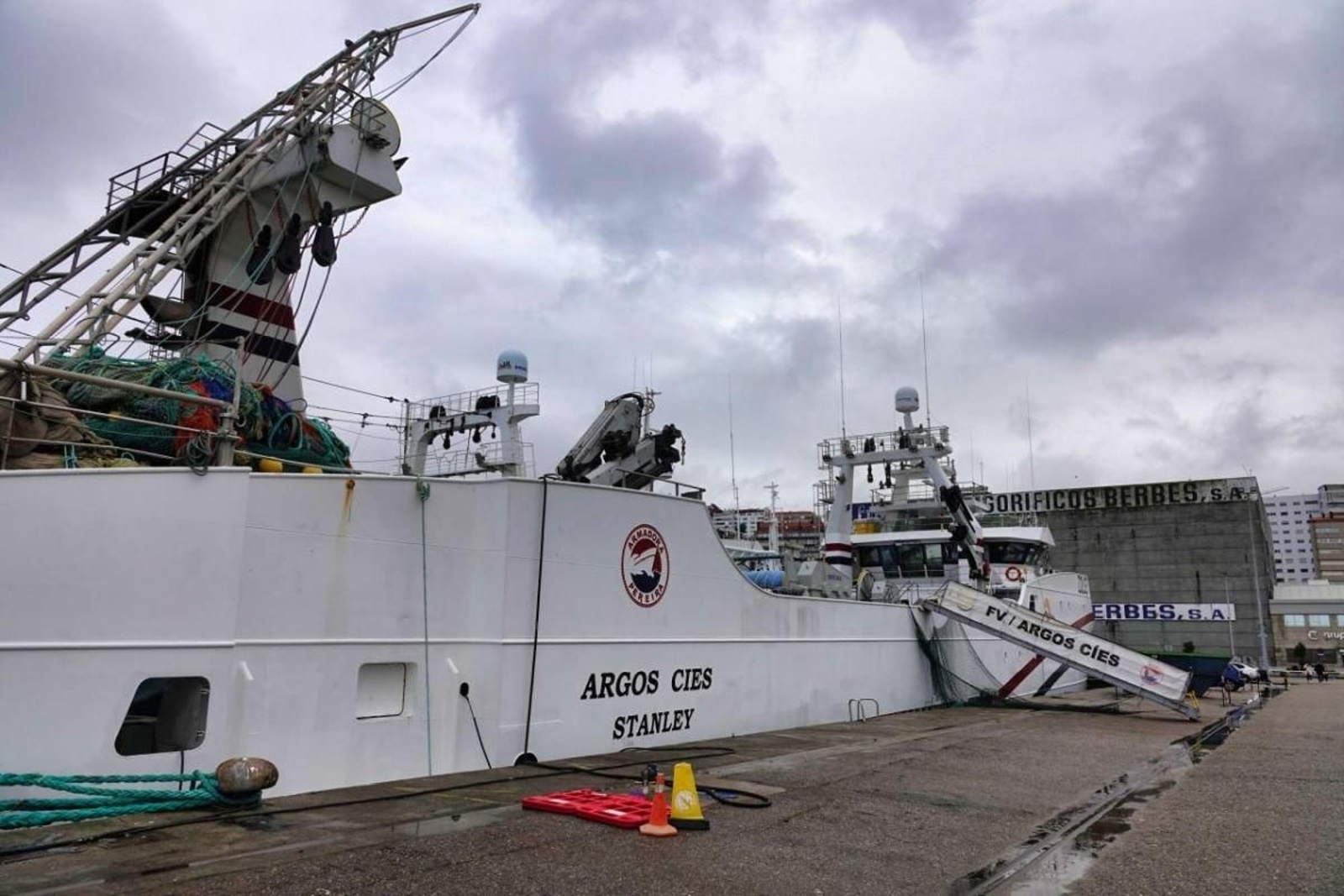 El "Argos Cíes, con matrícula de Falkland, antes de salir desde el puerto de Vigo hacia el caladero de Malvinas.