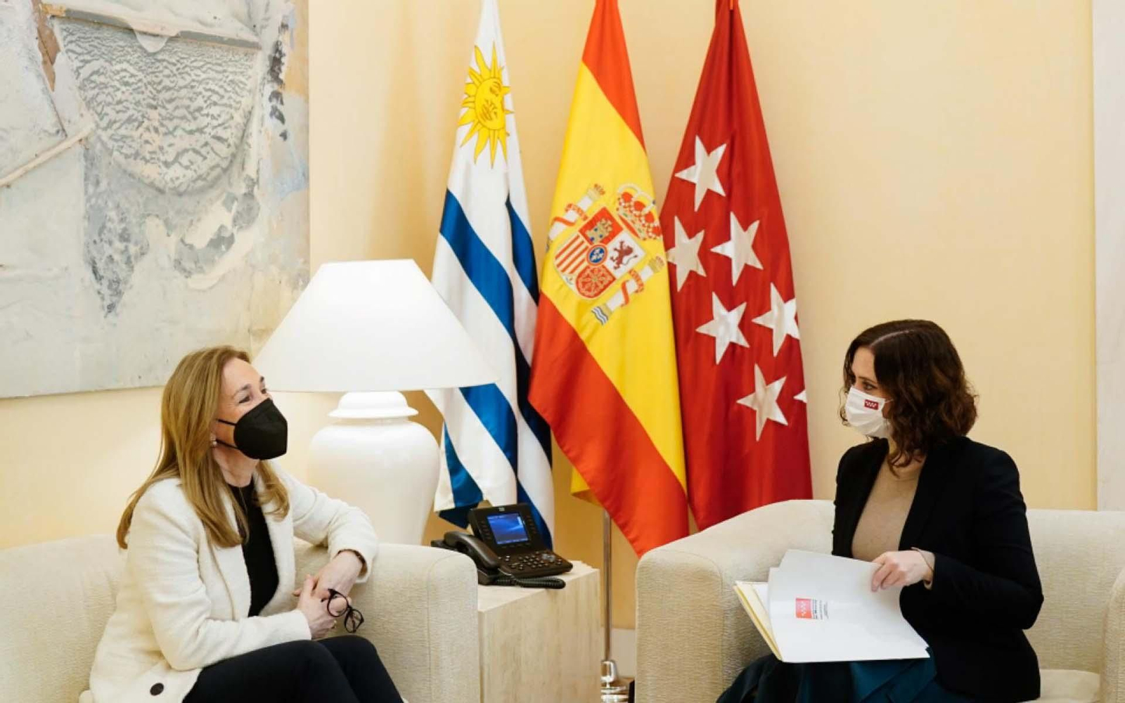 La presiente de Madrid con la embajadora de Uruguay