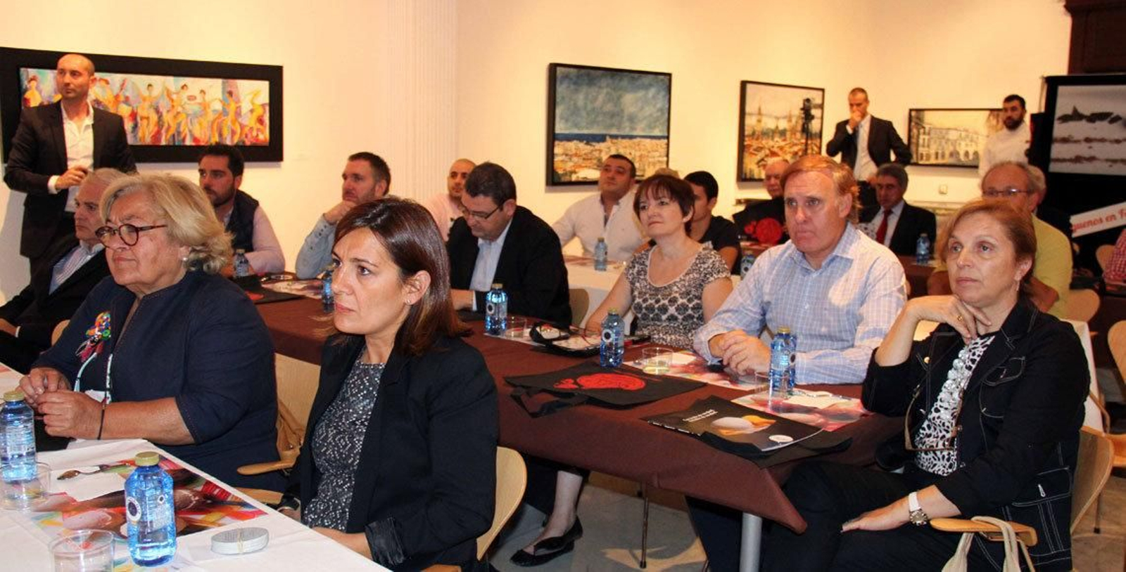 El público que asistió a la degustación de los helados gallegos servidos con aperitivos y diversos platos.