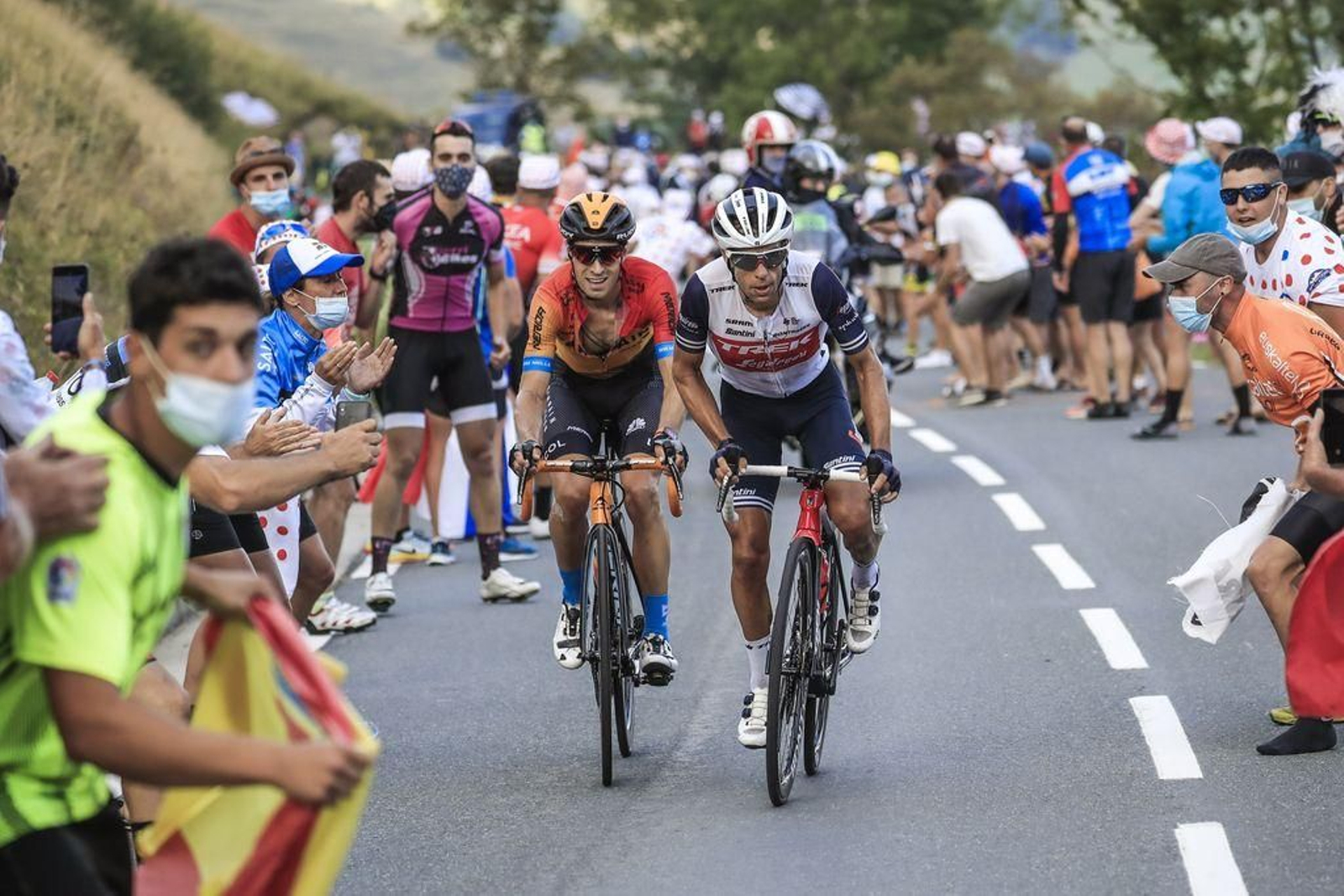 Mikel Landa y Richie Porte, en una de las subidas de la jornada de ayer.