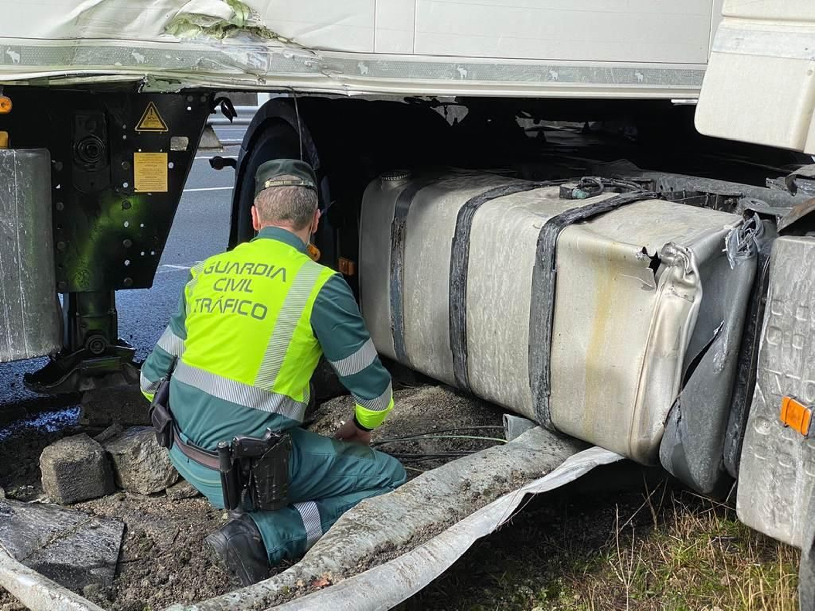 Un camión provoca retenciones en A Madroa _ Alberte 8