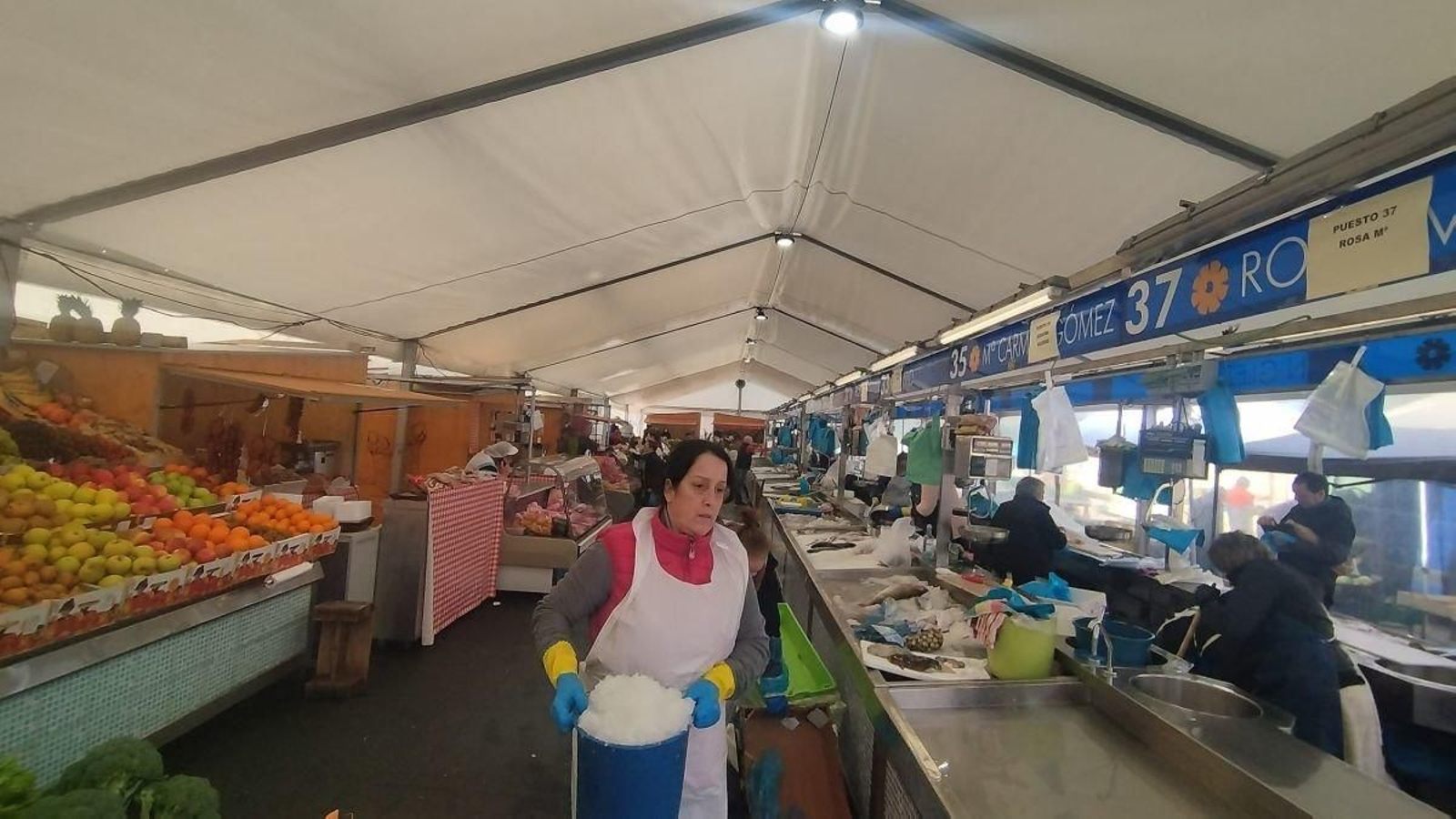 Los placeros, mientras dure la remodelación interior de la Plaza de Abastos, están instalados en una carpa.