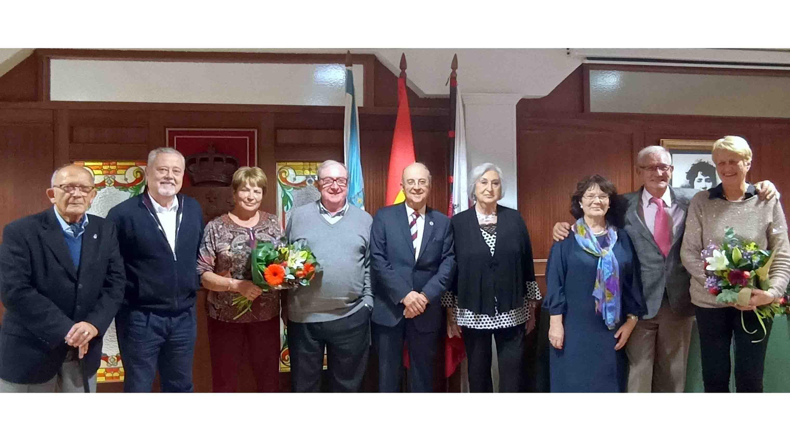 Los socios distinguidos y sus esposas, acompañados por miembros de la Junta Directiva del Centro Gallego de Santander, Alejandro Llano (vocal), Arturo González (vocal) Consuelo Salas, Pedro Arce (socio distinguido), José Antonio Otero (presidente), Olga Babarro (vicesecretaria), Carmen Rivas (vicepresidenta 2ª), Luis Fernández (socio distinguido) y su esposa Frances Stafford