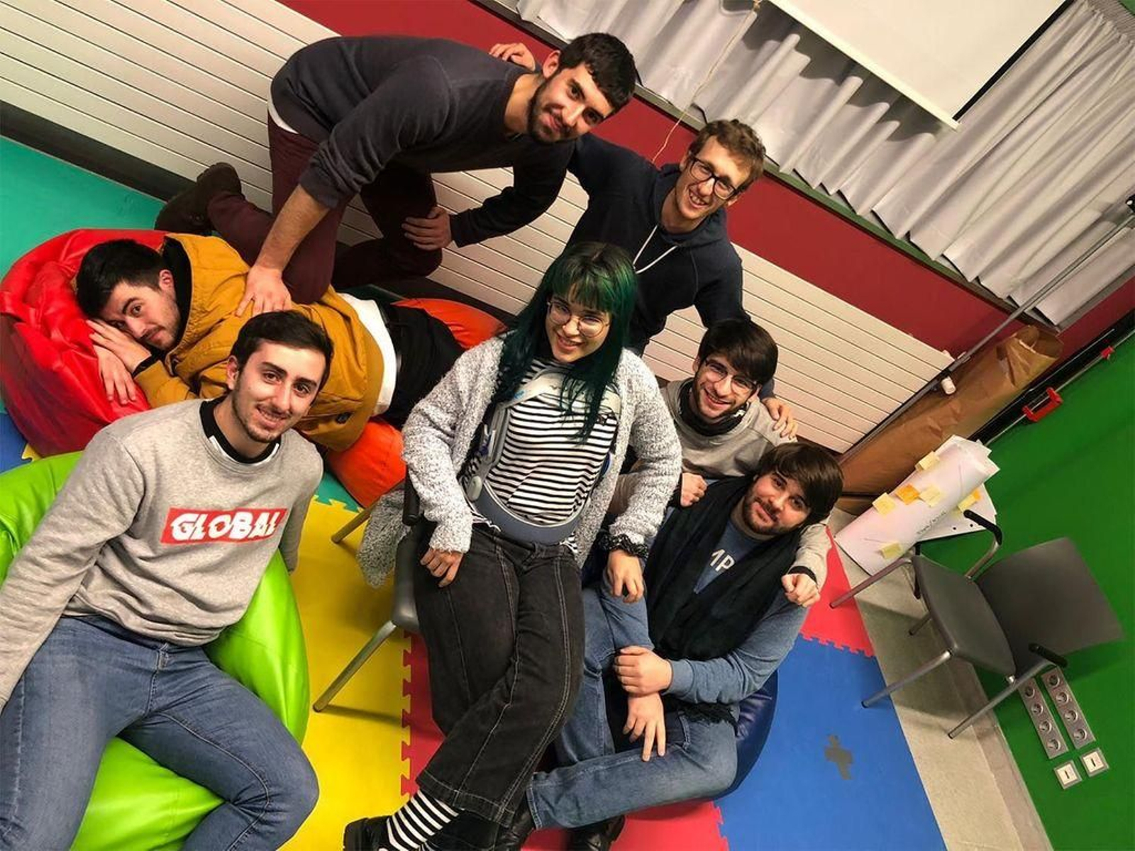 Somos Opopona, seis alumnos y una alumna de las escuelas de Ingeniería de Telecomunicación e Industrial.