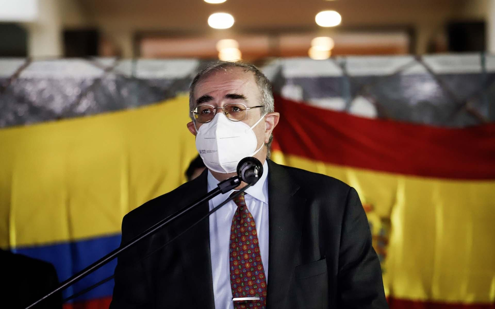 El embajador de España en Paraguay, Javier Hernández Peña, habla en conferencia de prensa tras la llegada de las vacunas contra la Covid-19. EFE/Nathalia Aguilar