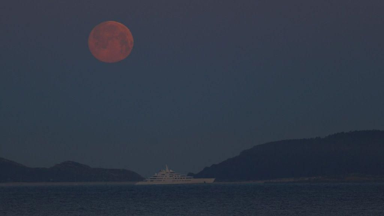 La luna ilumina la ría de Vigo _ Alberte7