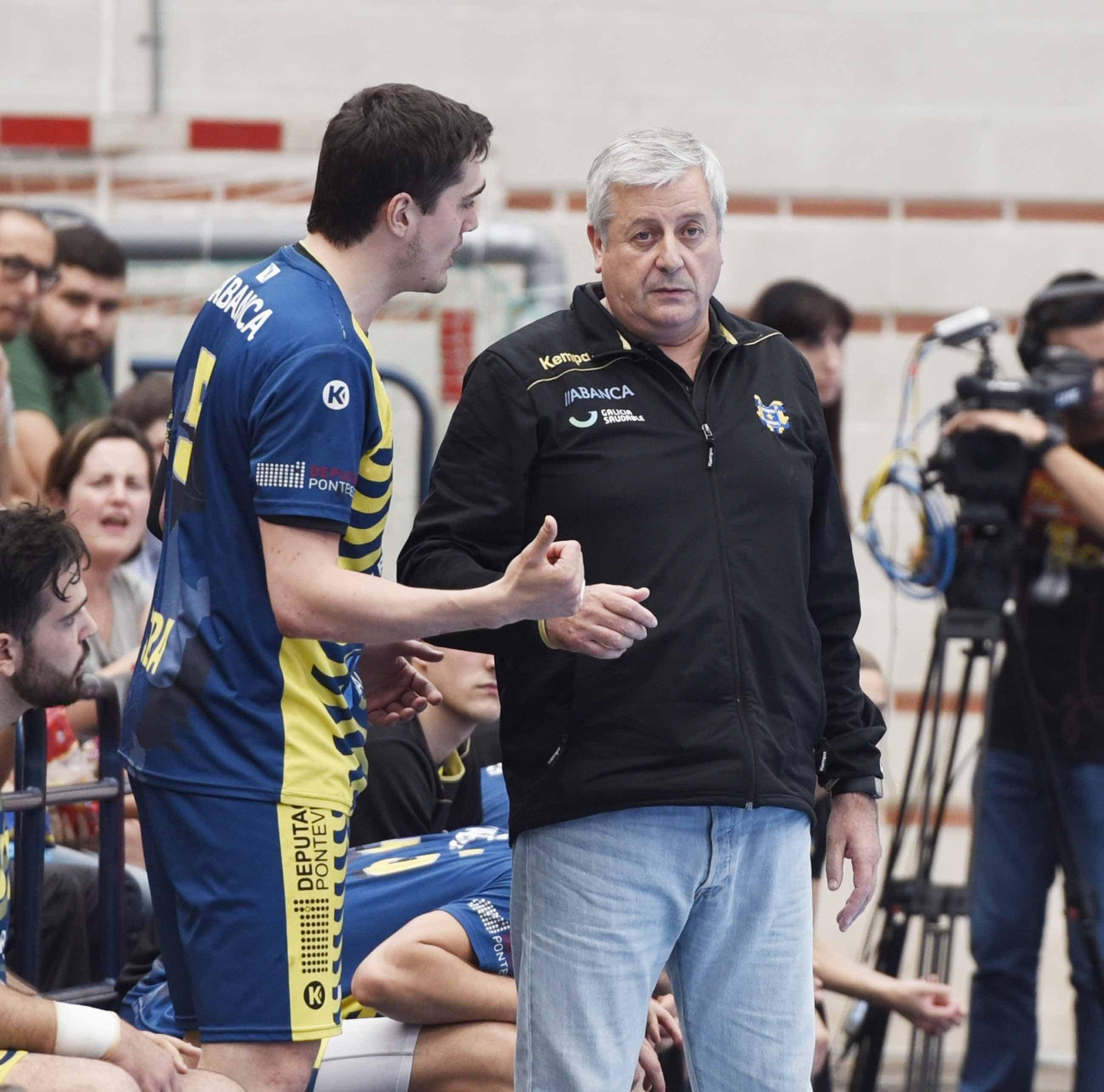 Víctor García 'Pillo' habla con Serafín Pousada.