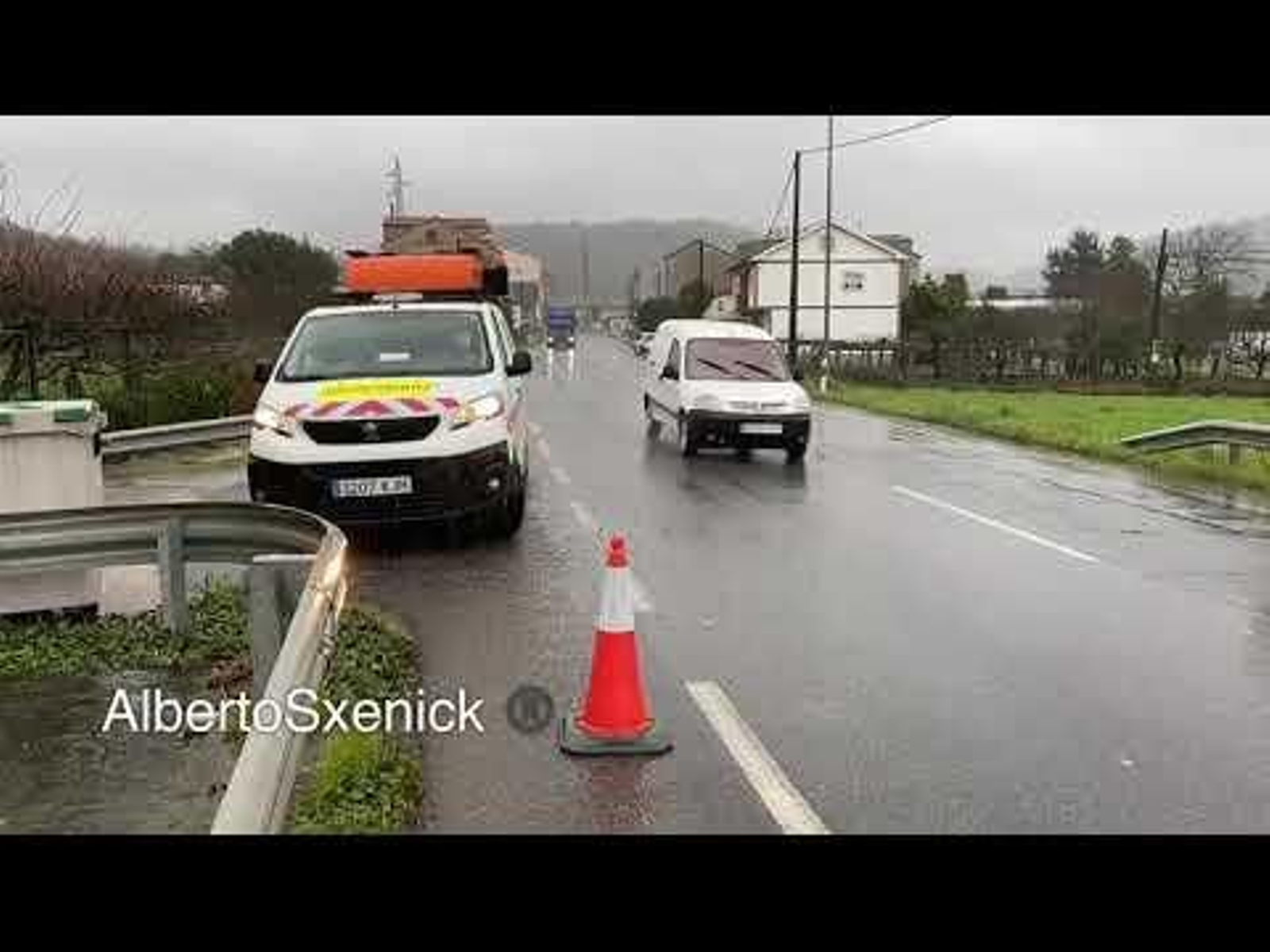 Caldas de Reis mira al cielo, el río Follente ya ha desbordado ocasionando problemas de tráfico