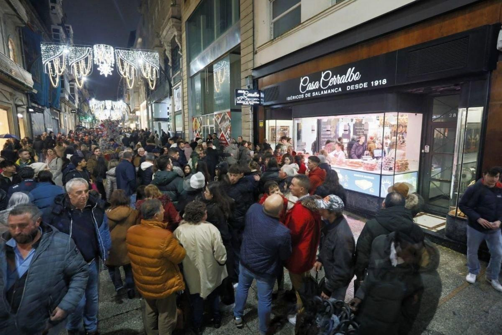 Calles céntricas como Príncipe volvieron a llenrase de visitantes para ver las luces y visitar los establecimientos de la zona.