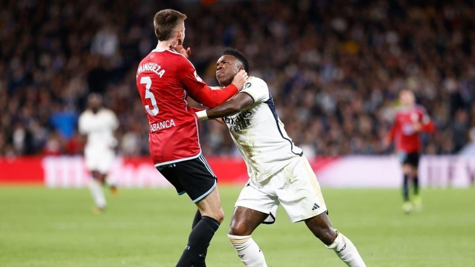 El madridista 0Vinícius empuja al céltico Mingueza ayer tras una falta del céltico; una amarilla para cada uno.