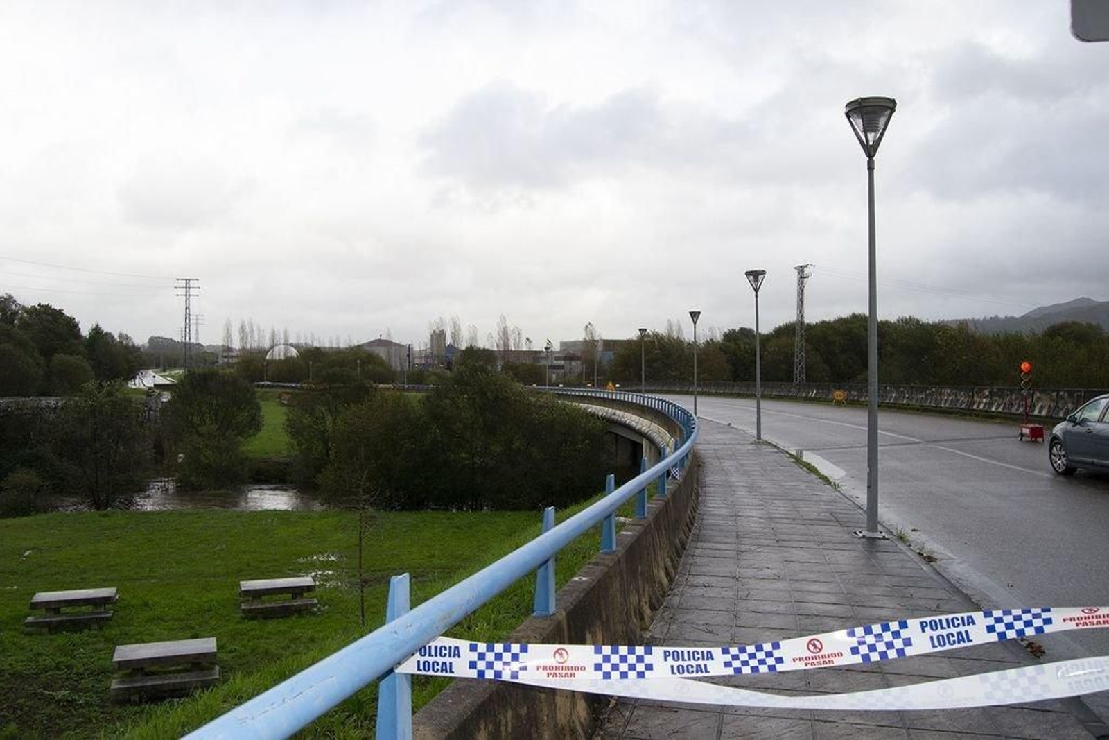 El hundimiento de la calzada obligó a cerrar un carril.