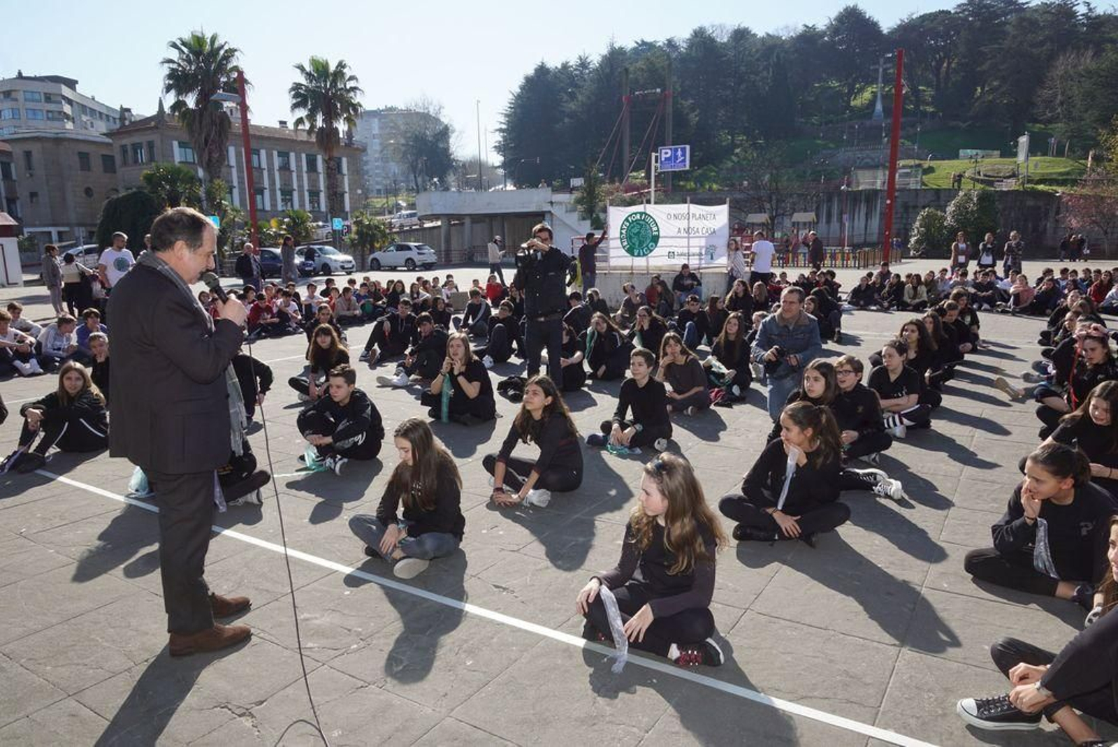 Abel Caballero acompañó al alumnado del Colegio Salesianos en el acto celebrado en la Plaza del Rey para mostrar su compromiso contra el cambio climático. El alcalde destacó que el Concello ya incorporó numerosas medidas.