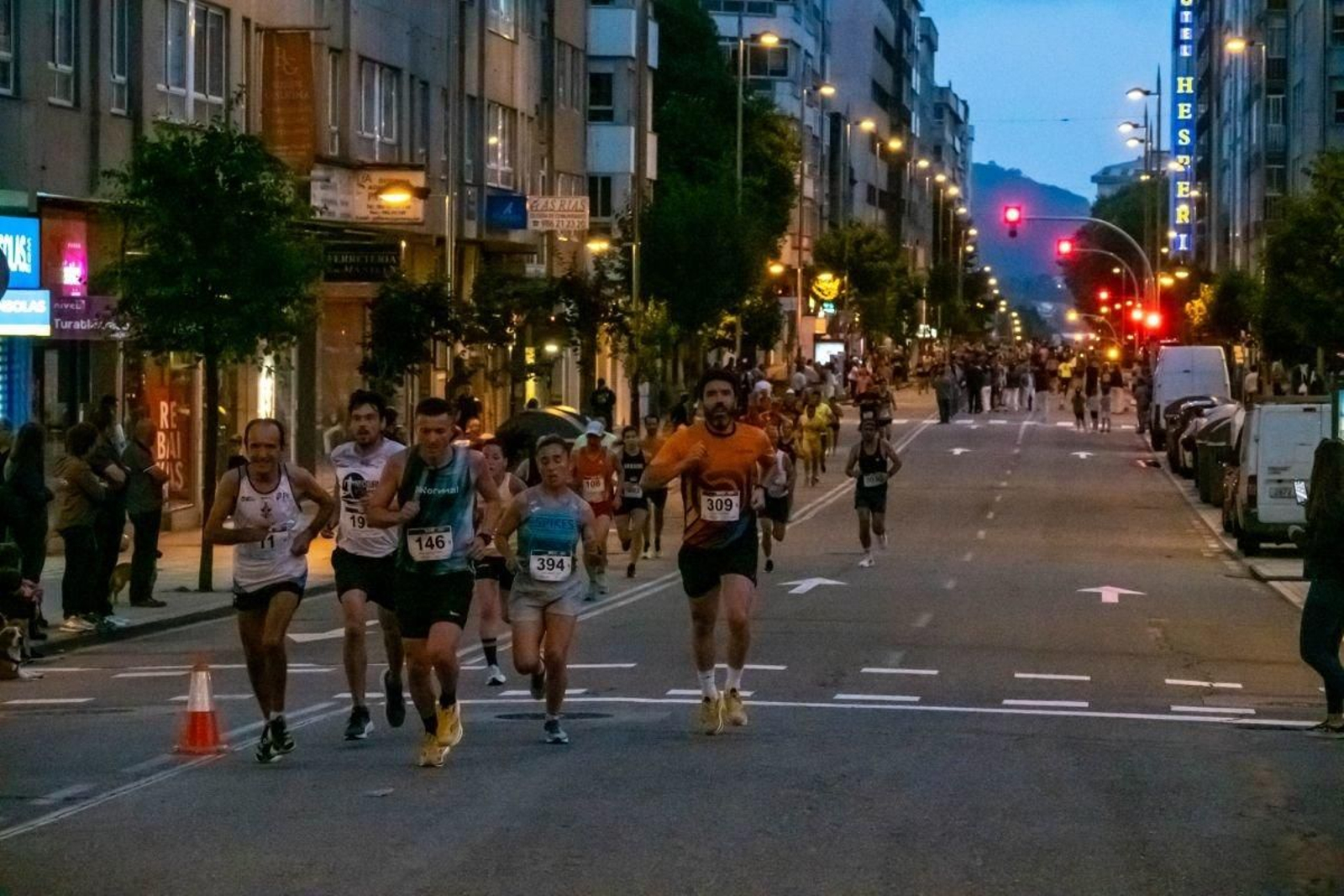 El circuito municipal de carreras en ruta RunRun Vigo vivió anoche una nueva cita.