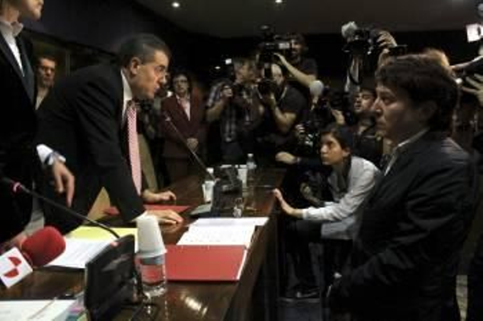 El exalcalde de Ponferrada Ismael Álvarez, condenado por acoso sexual, durante la moción de censura. (Foto: ANA BARREDO)