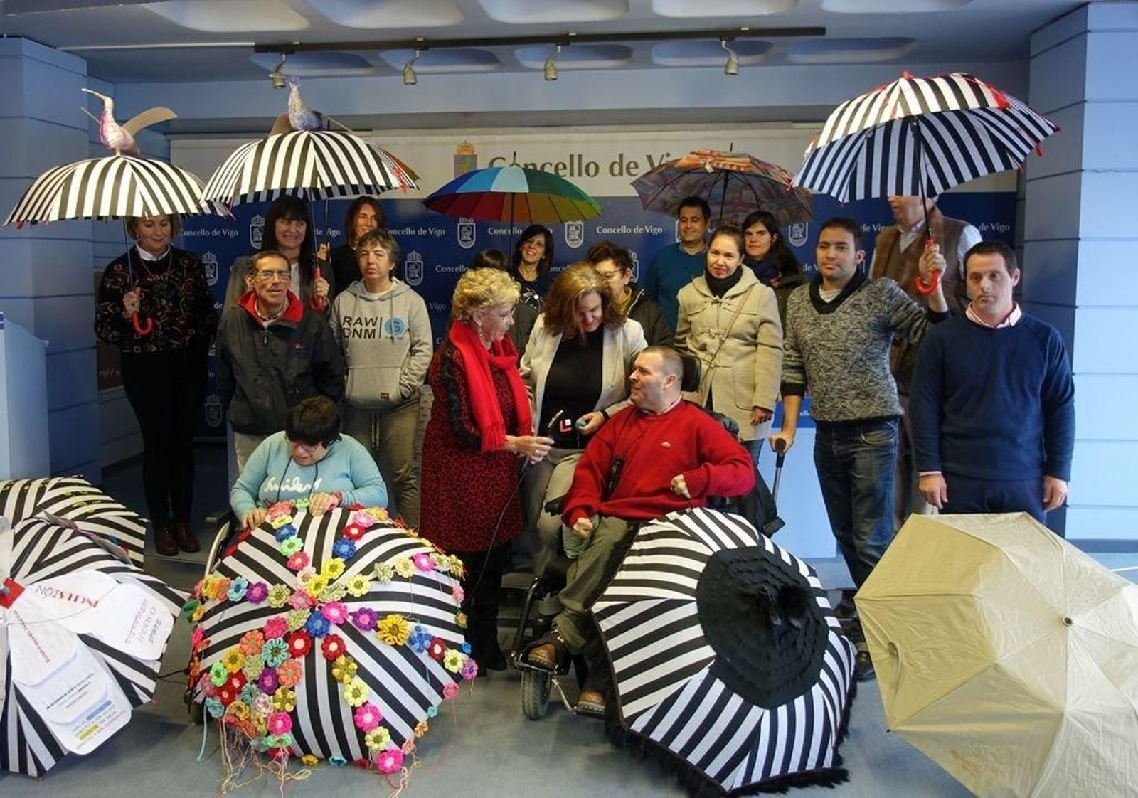 Isaura Abelairas, con integrantes de la Apamp en la presentación del acto simbólico del lunes.