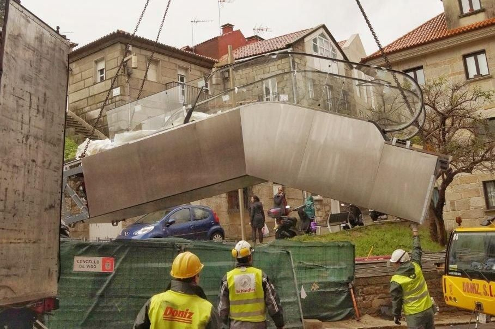 Instalacíón del último tramo de la escalera mecanica que une Porta do Sol con Abeleira Menéndez  // Vicente Alosno