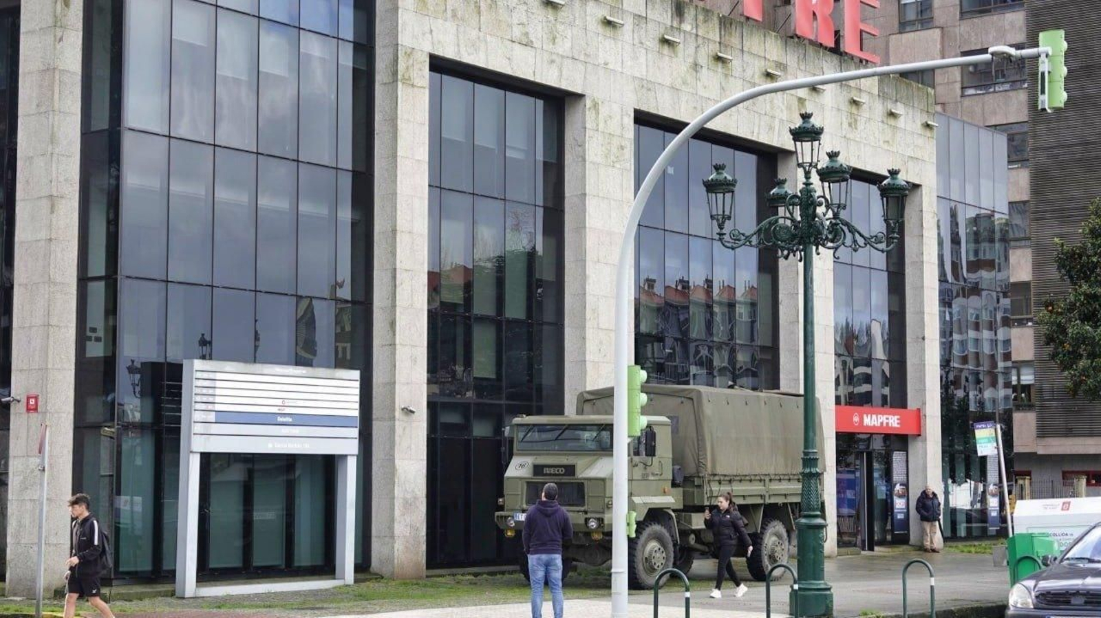 Un camión del Ejército de Tierra, junto al edificio de Mapfre en García Barbón. // Vicente Alonso