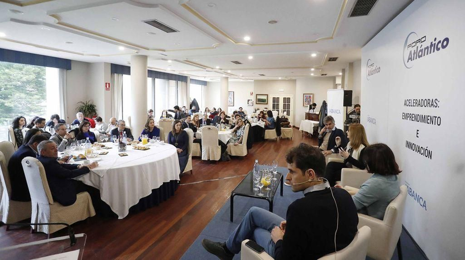 El comedor principal del Círculo de Empresarios se llenó para escuchar a los ponentes sobre aceleradoras.