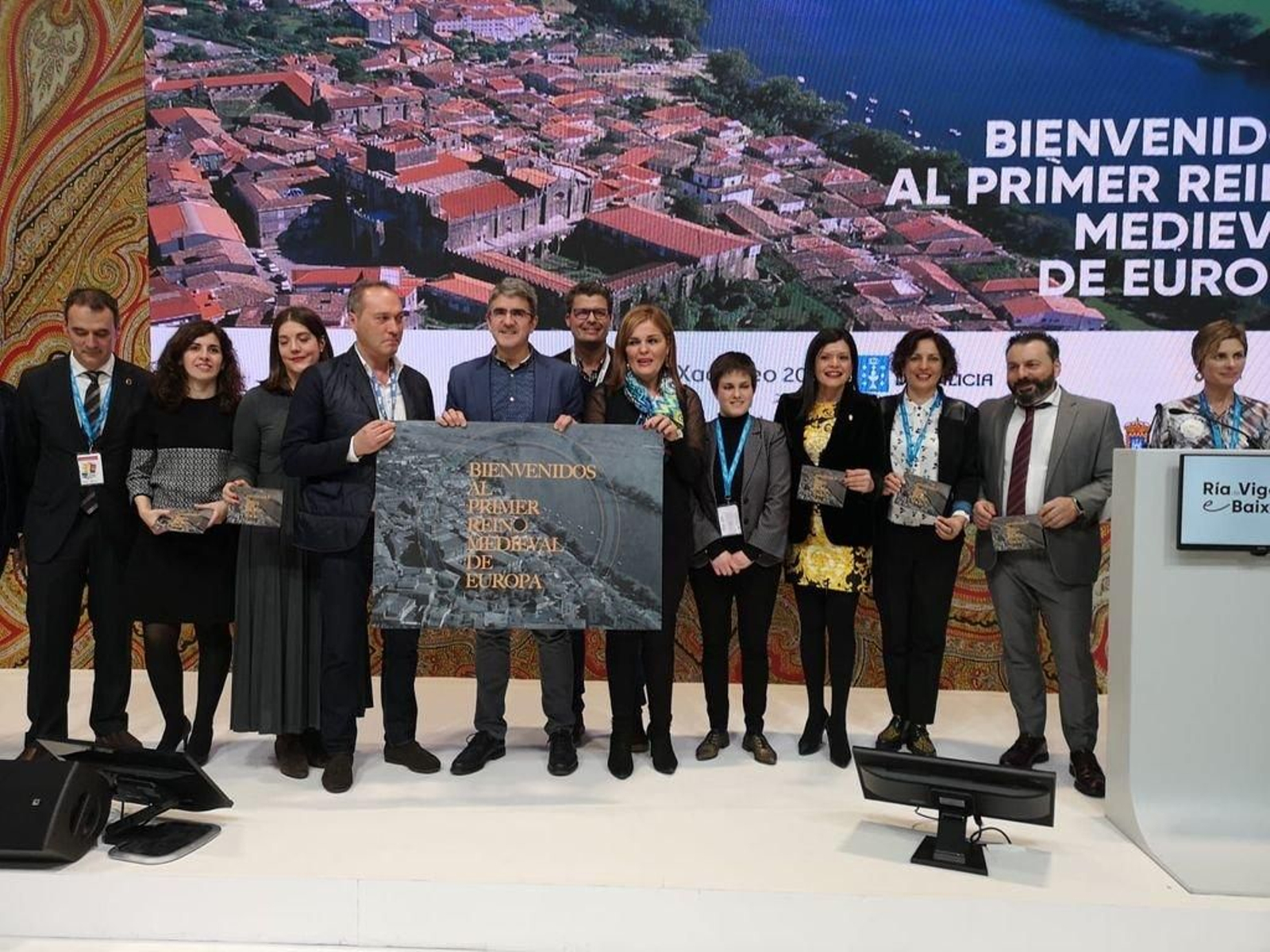 Alcaldes de Ría de Vigo y Baixo Miño, ayer en Fitur, en Madrid, presentando su propuesta.