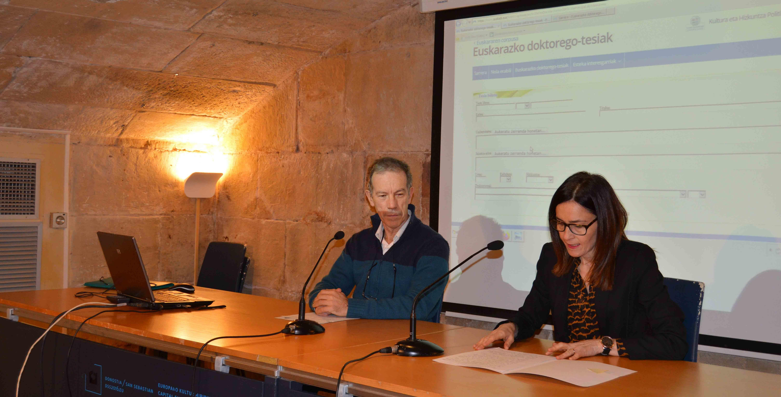 A la derecha, la Viceconsejera de Política Lingüística Mirren Dobaran