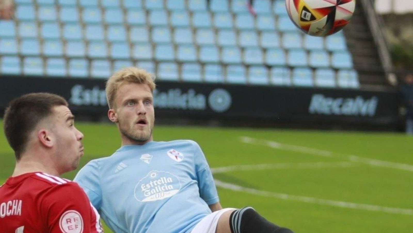 José Rivera, delantero céltico, trata de alcanzar un balón dividido.