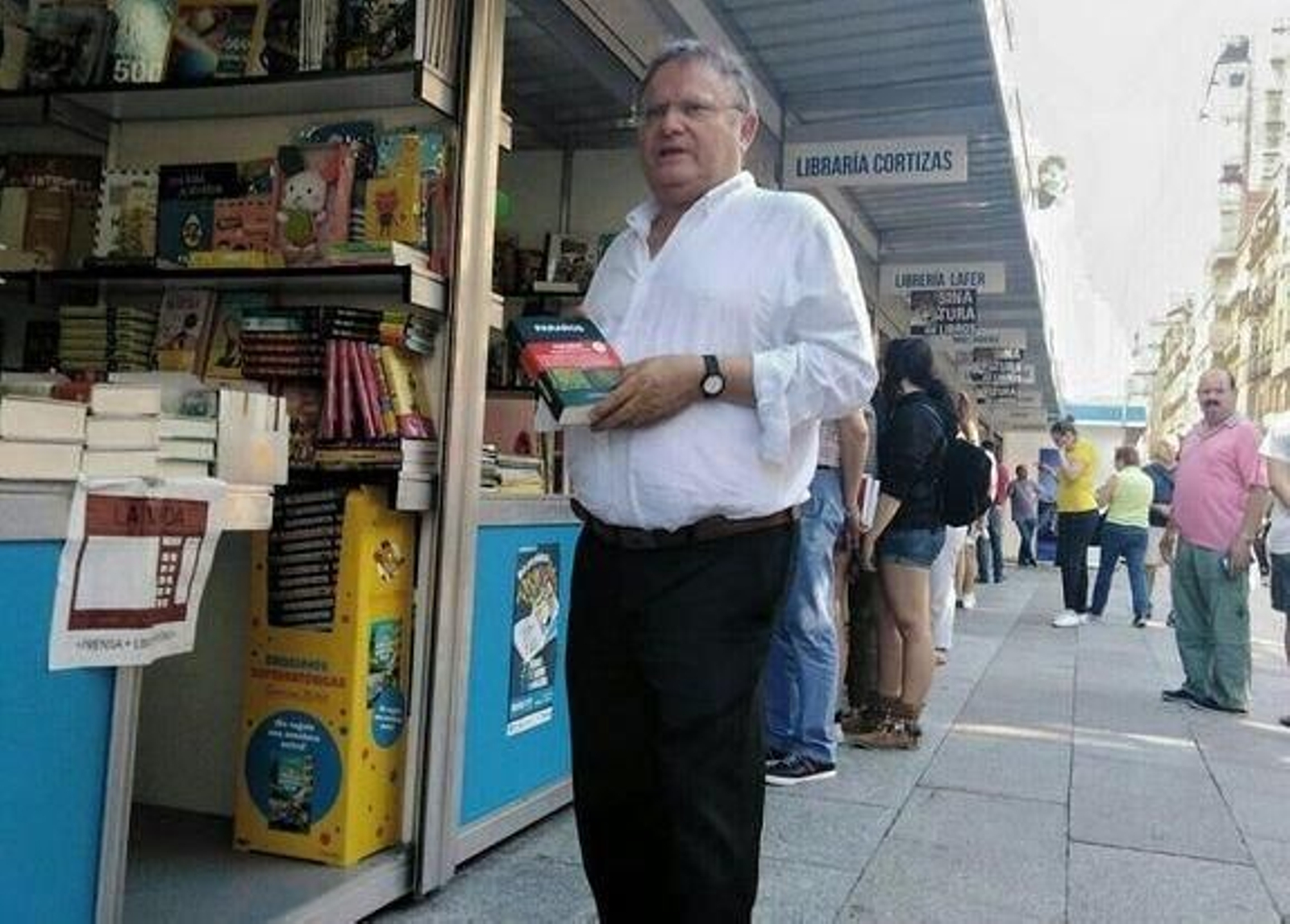 Luis Denís Crispín sostiene en sus manos un ejemplar de su libro "Paraños"