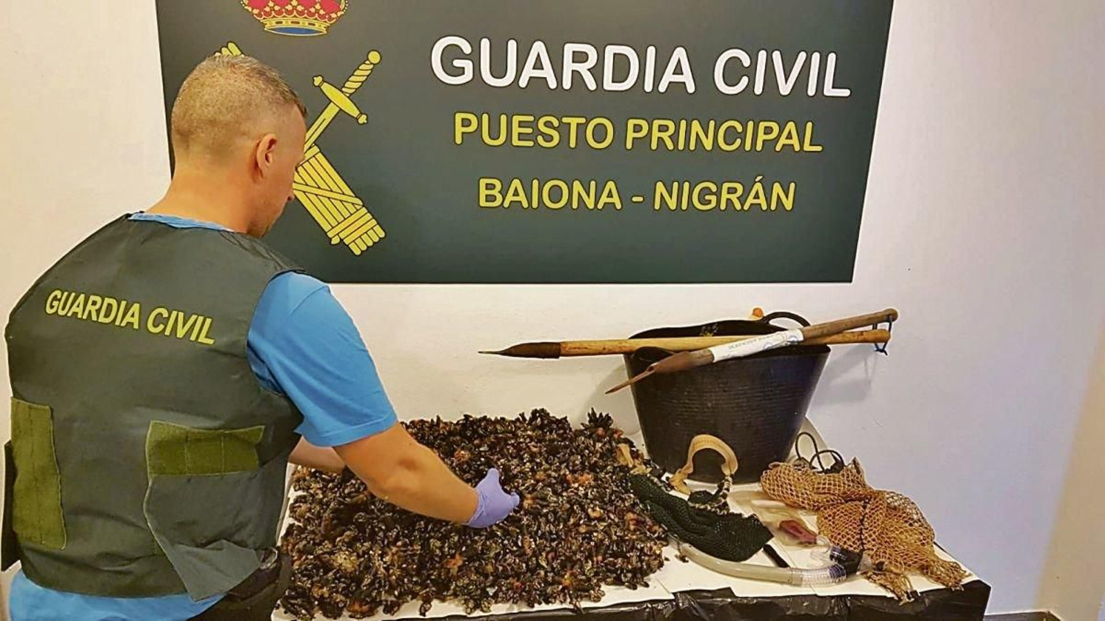 Imagen de una intervención de la Guardia Civil a percebeiros furtivos.