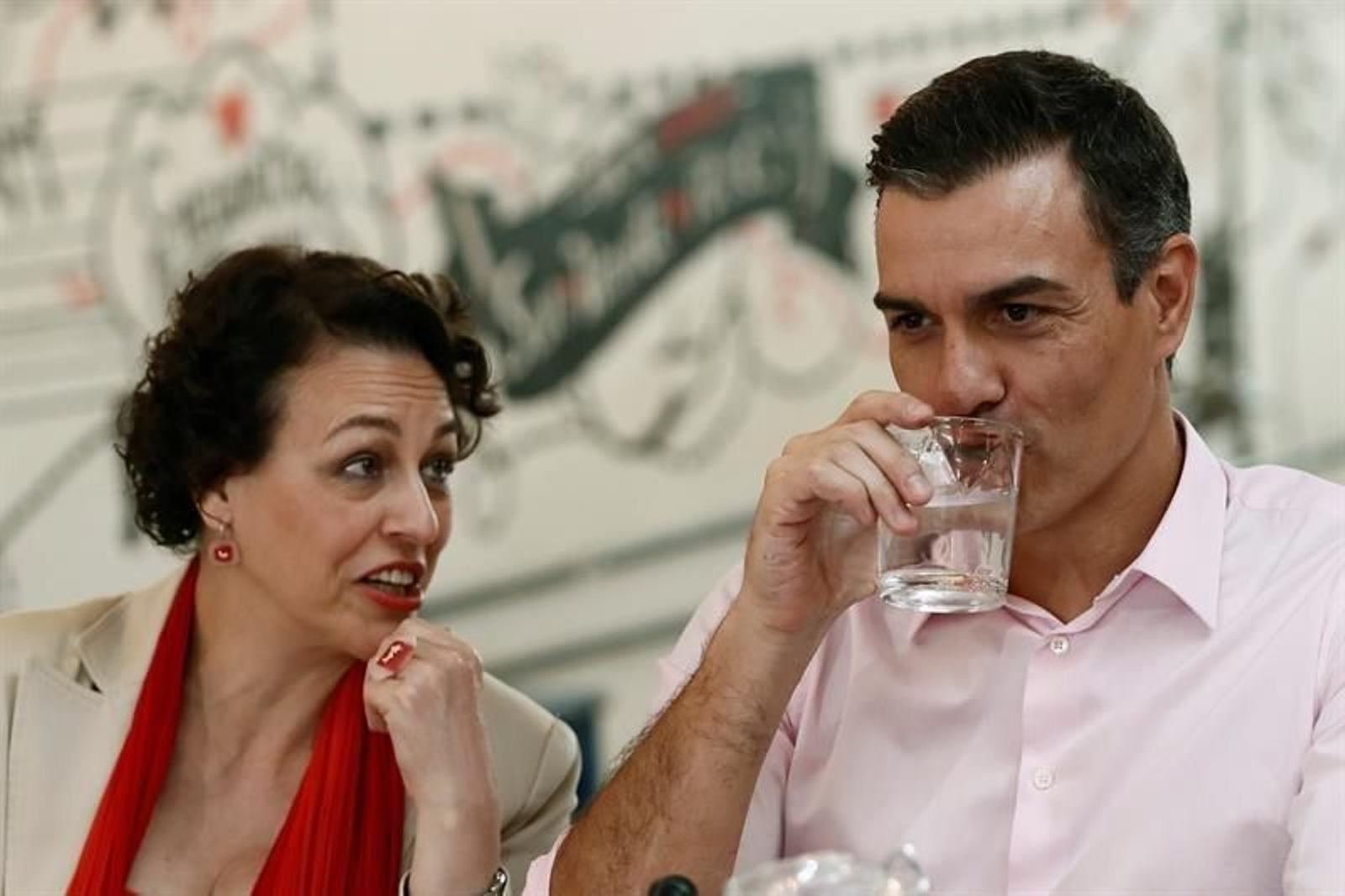El presidente del Gobierno en funciones, Pedro Sánchez (d), junto a la ministra de Trabajo, Migraciones y Seguridad Social, Magdalena Valerio (i)