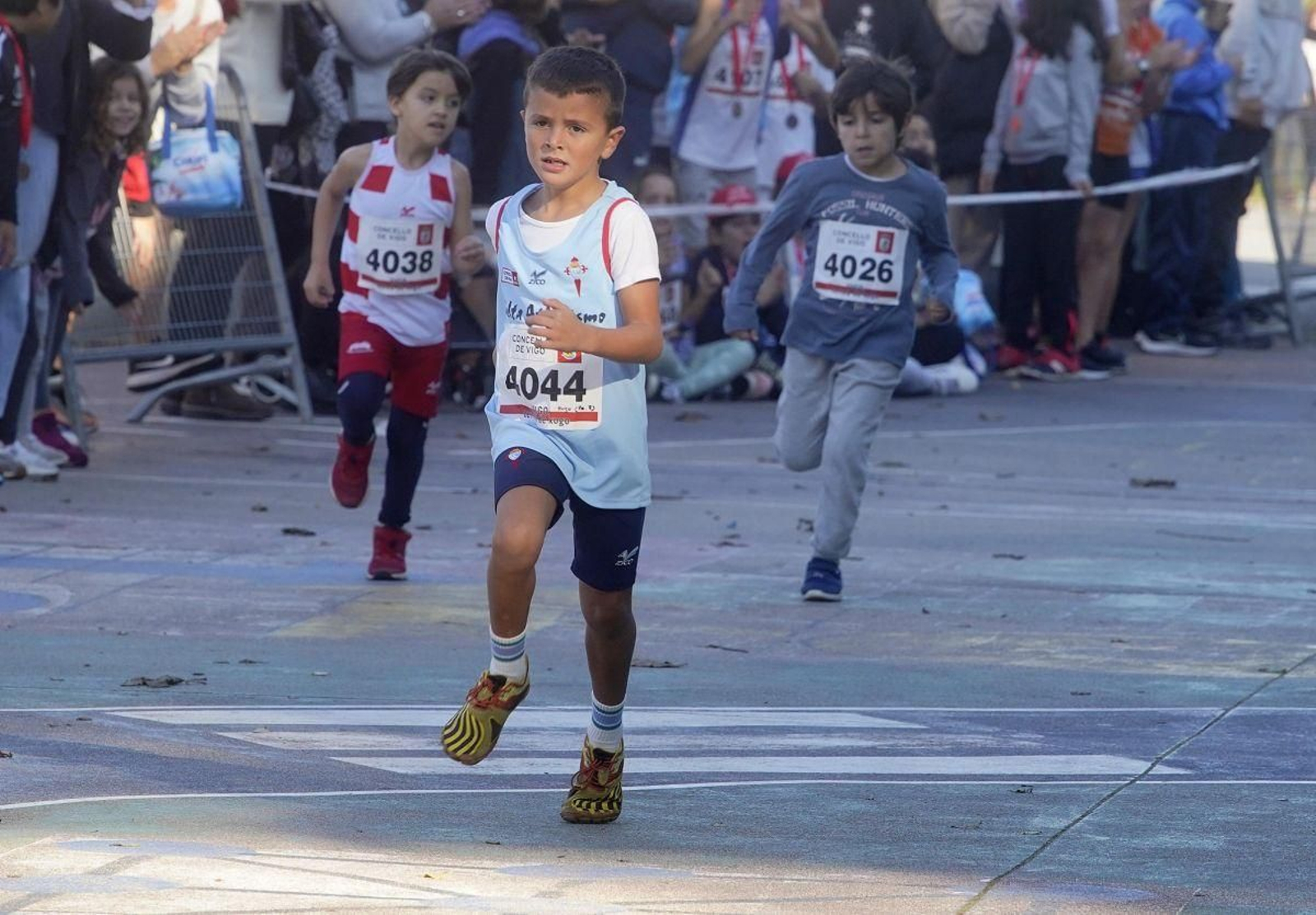 Un dos esforzados corredores avanza a bo ritmo cara a liña de meta.