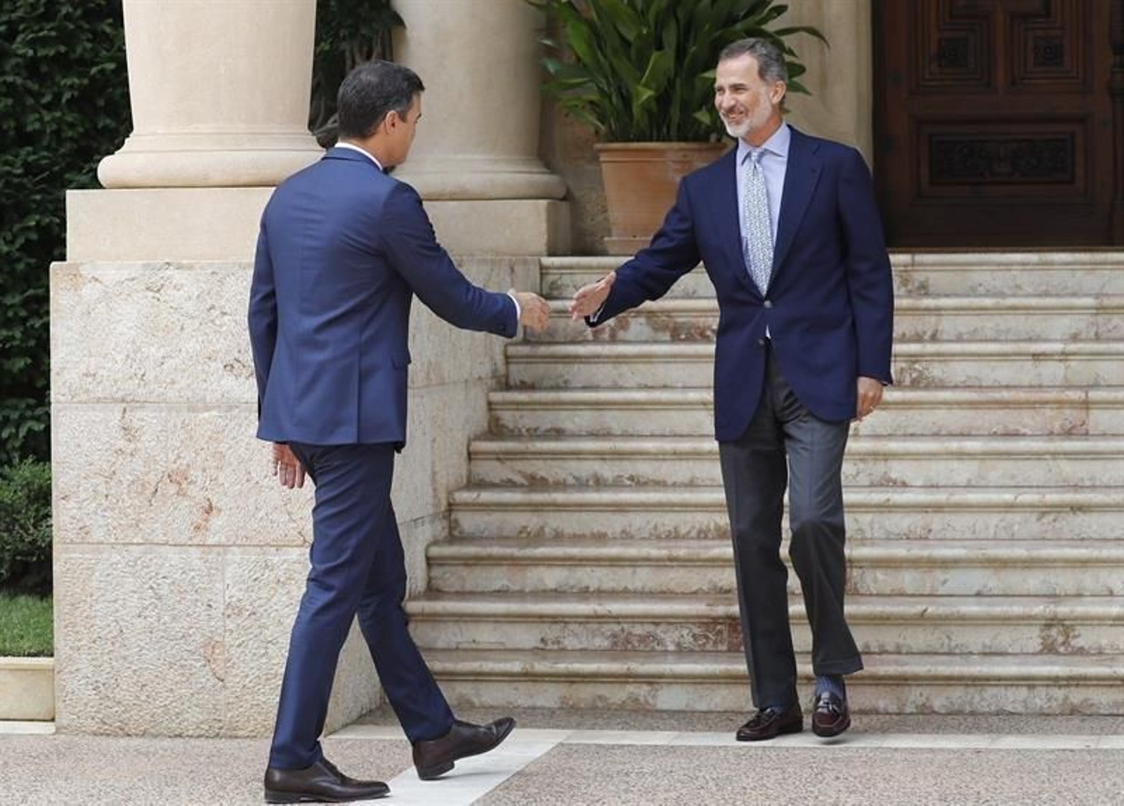 El rey bajó las escaleras para recibir a Pedro Sánchez a la entrada del palacio de Marivent.