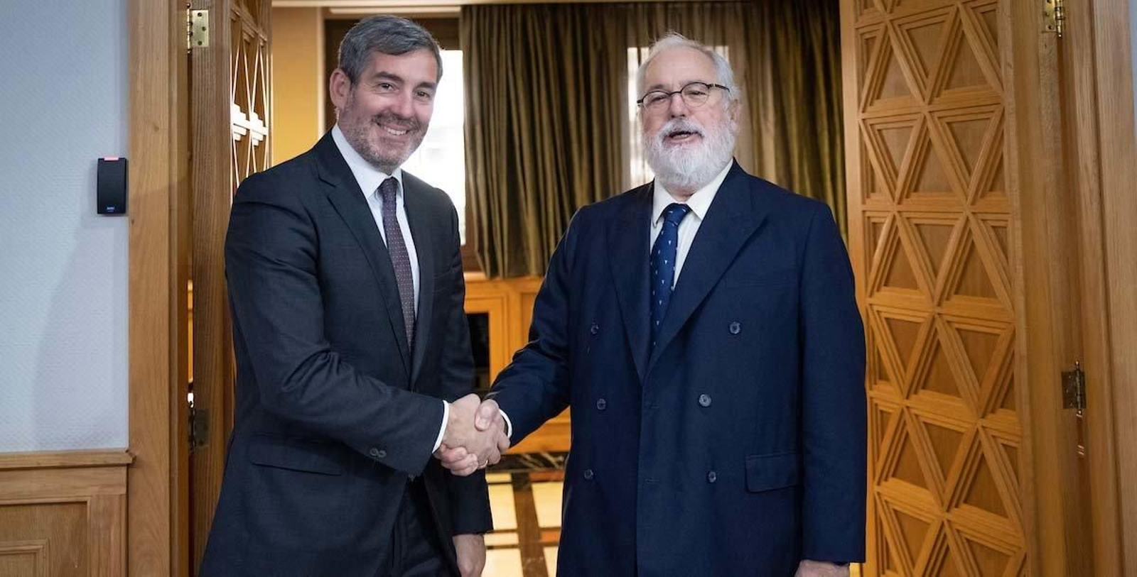 El Presidente D. Fernando Clavijo Batlle en el di·logo de ciudadanos con el comisario europeo Miguel Arias CaÒete a 21 de Marzo de 2019. (Foto: Arturo Rodriguez/Presidencia GobCan)


Esta fotografÌa oficial del Gobierno de Canarias es solamente para uso editorial por medios de comunicaciÛn. La fotografÌa no puede ser manipulada de ninguna manera y no se puede utilizar en materiales comerciales y/o polÌticos, publicidad, correos electrÛnicos, productos, promociones que de alguna manera pueda sugerir la aprobaciÛn o respaldo del Presidente, o el Gobierno de Canarias.