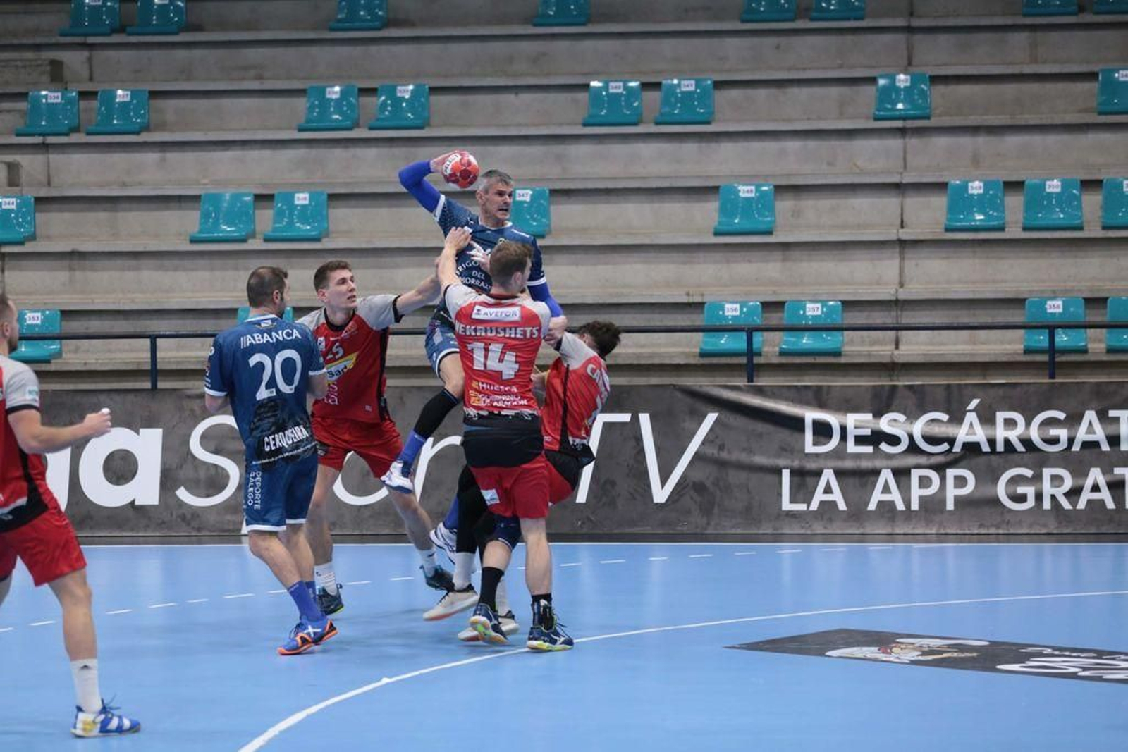 Muratovic se dispone a lanzar a portería en el partido disputado ayer en el pabellón de O Gatañal.