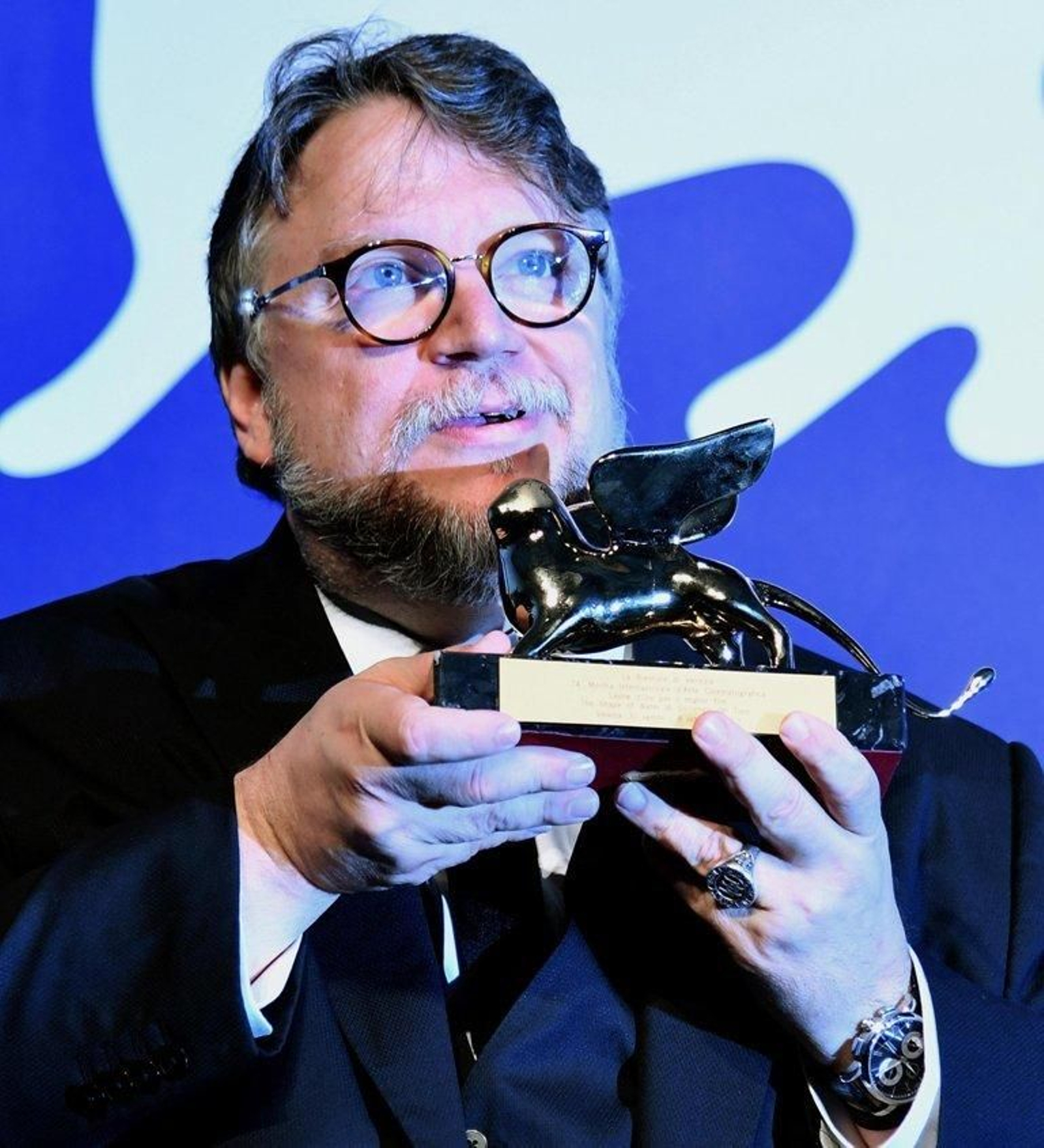 Guillermo del Toro, con el trofeo conquistado en Venecia.