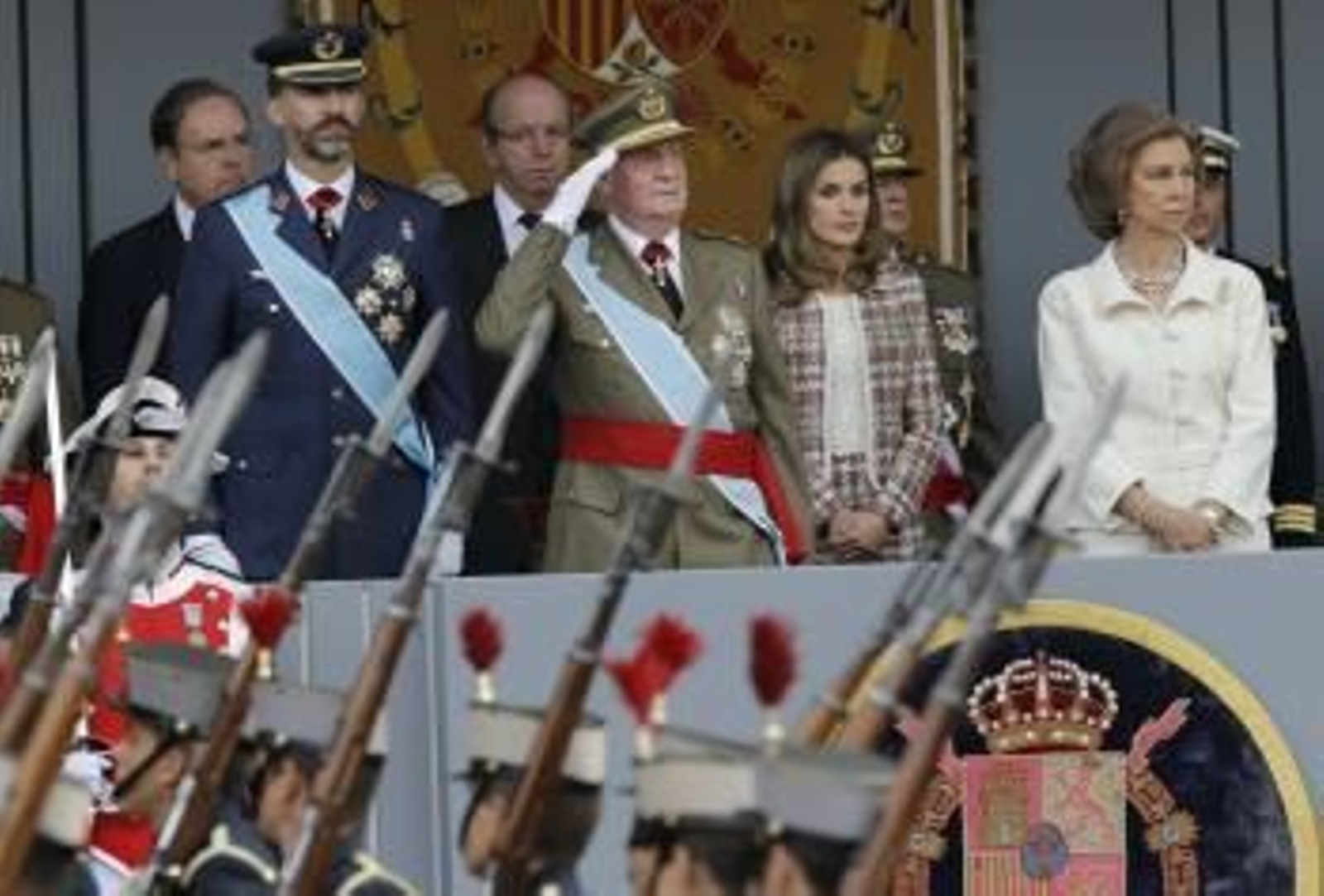 Los reyes Juan Carlos y Sofía, junto a los príncipes de Asturias, durante el desfile militar organizado hoy en Madrid
