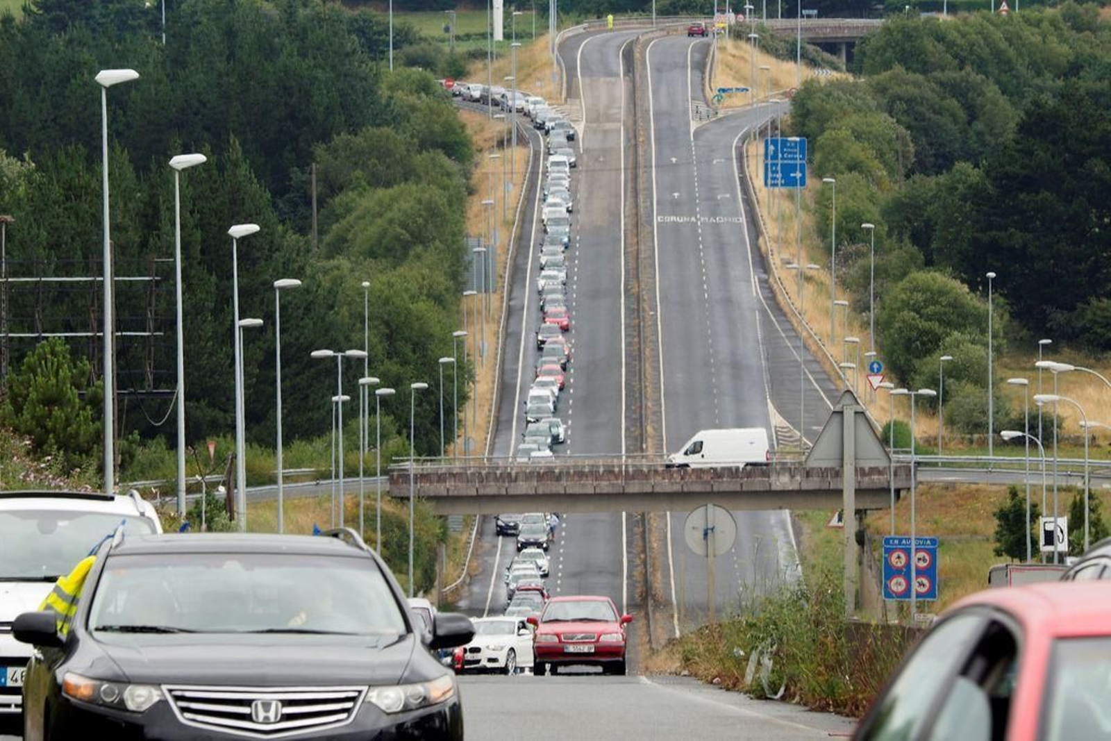 Aspecto que ofrecía la caravana de trabajadores de Alcoa y vecinos de A Mariña.