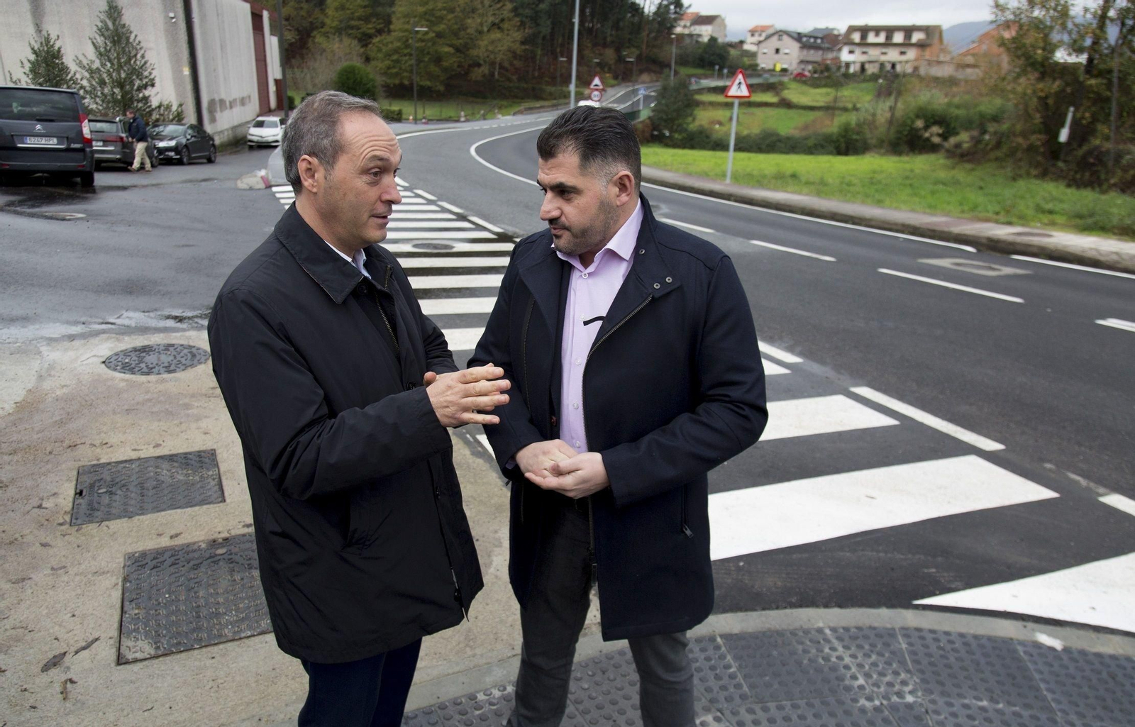 El alcalde de Soutomaior, Agustín Reguera, y el diputado provincial Uxío Benítez, ayer, en el acceso del instituto.