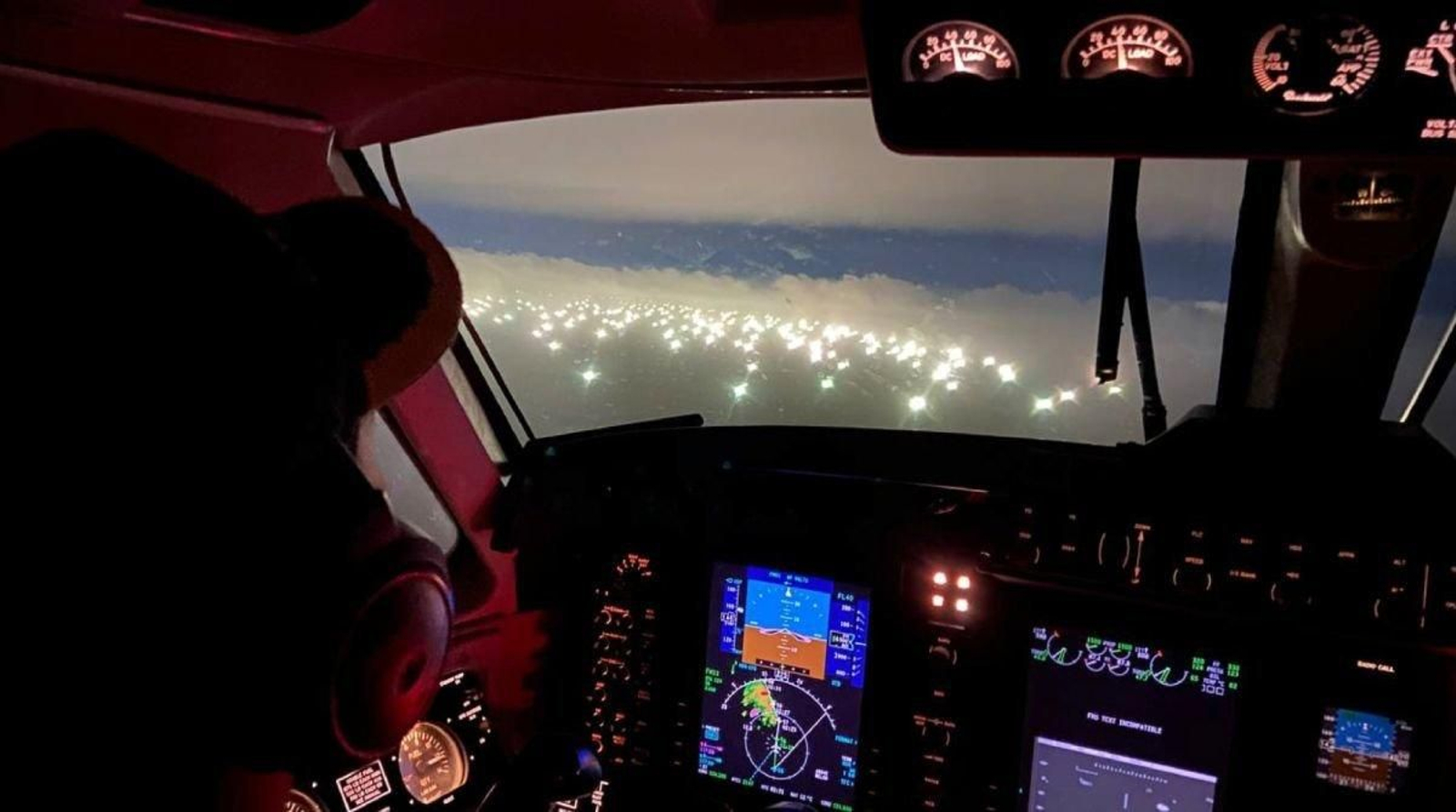 Un avión del Ministerio de Seguridad vigilando la concentración de pesqueros en la frontera marítima argentina.
