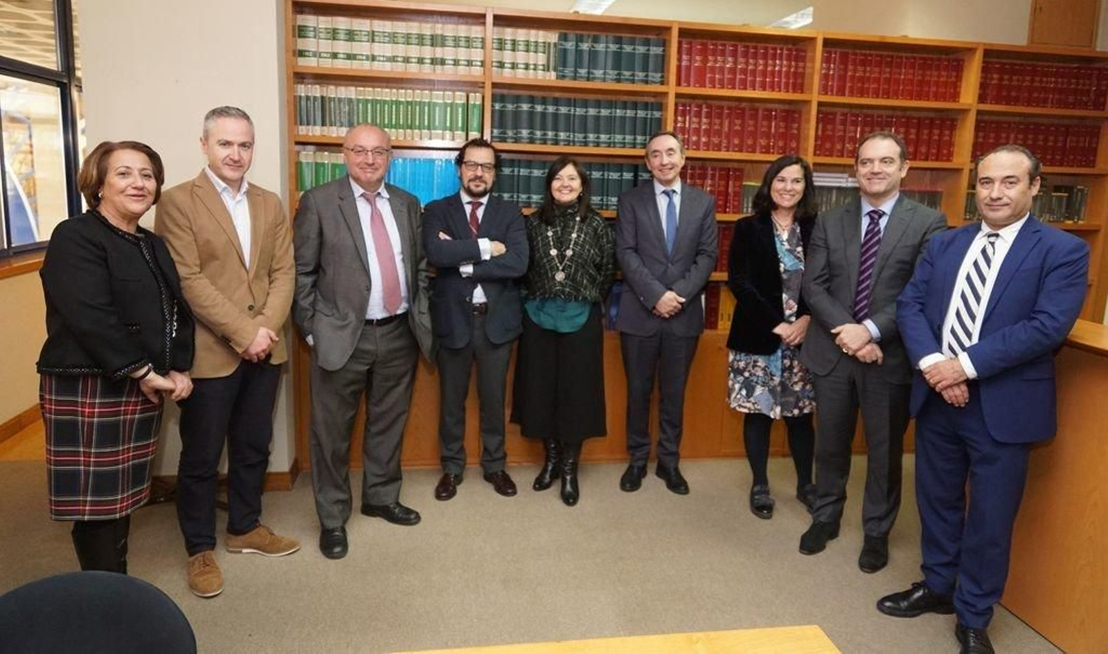 La decana Lourdes Carballo, ayer, con la junta del Colegio de Abogados renovada.