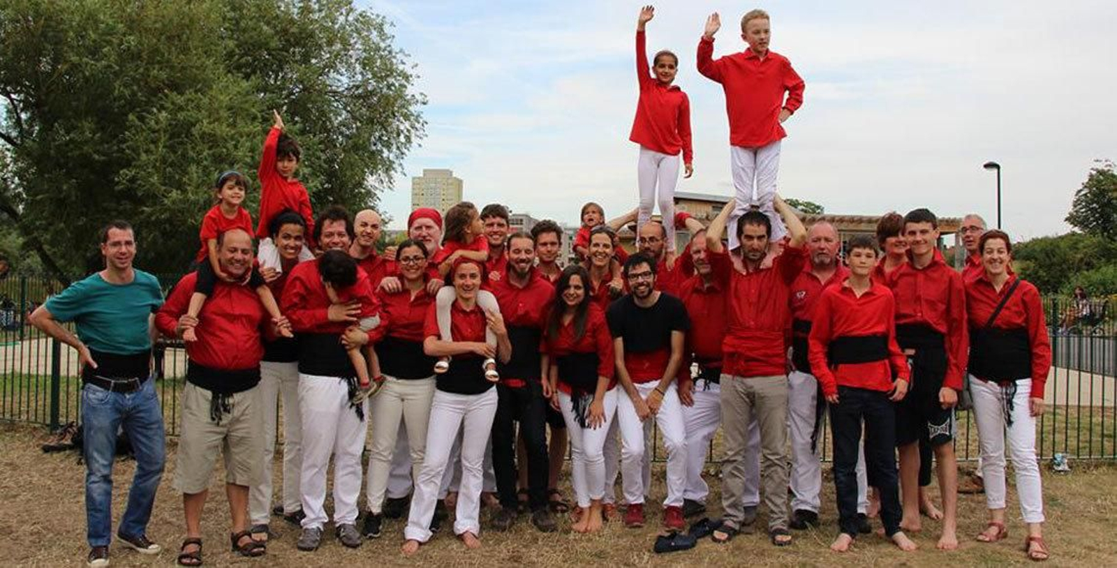 Miembros de la colla castellera de Londres.