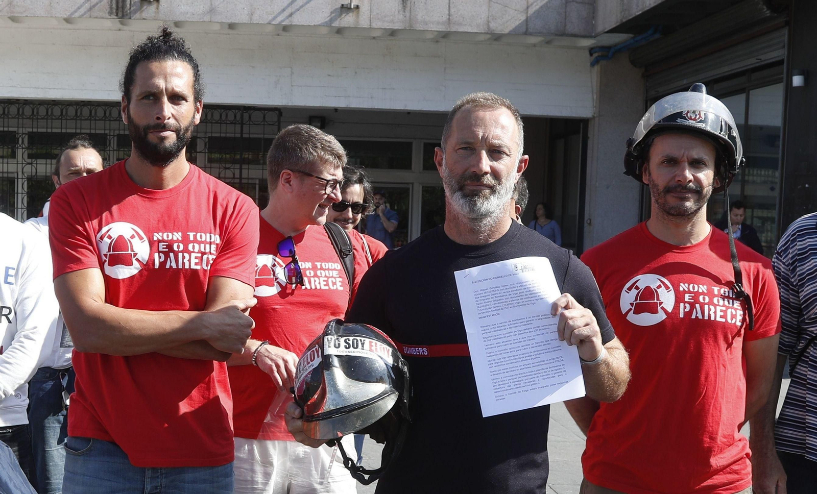 Miguel Uclés con camiseta oscura entre dos compañeros