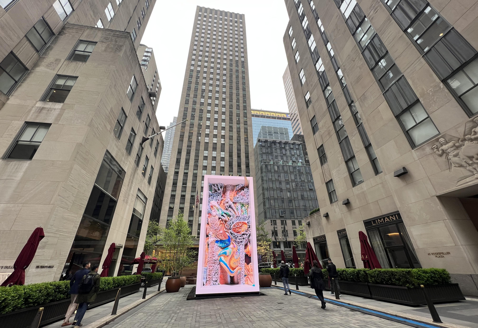 La Casa Batlló de Antonio Gaudí "ocupa" por unos días la céntrica Rockefeller Plaza de Nueva York en una versión digital. EFE/Sarah Yáñez-Richards