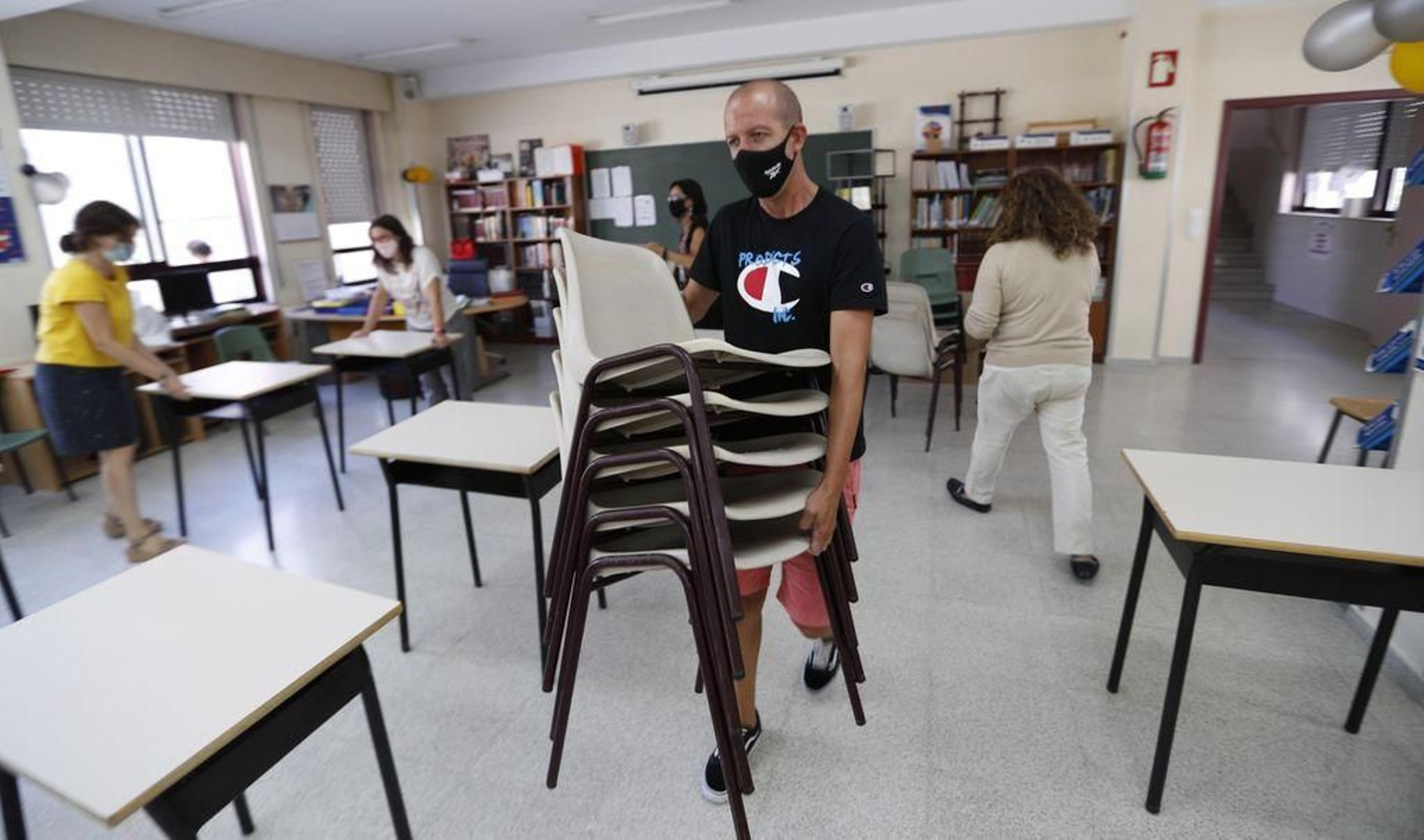 Profesores de un colegio de Santiago preparan las aulas.