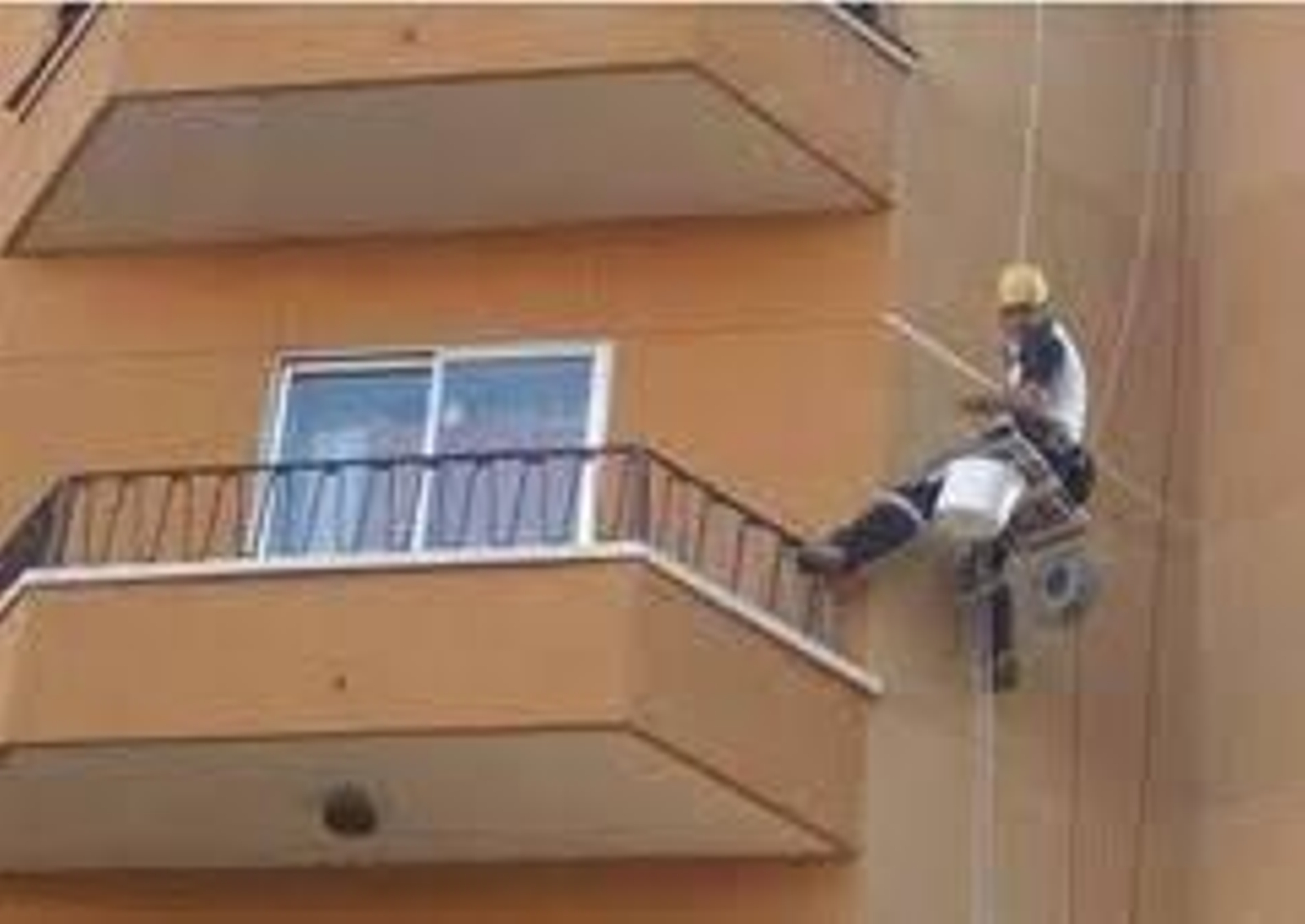 Un hombre realiza trabajos en fachadas.