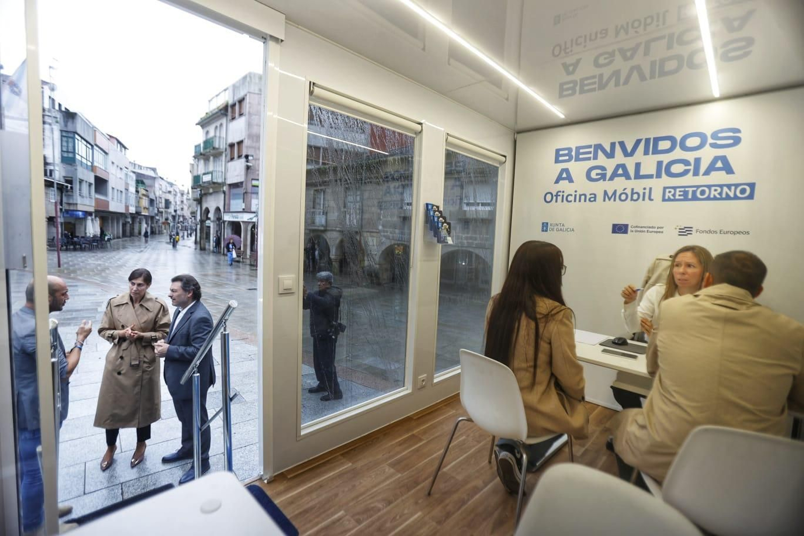 El secretario xeral da Emigración, Antonio Rodríguez Miranda, y el alcalde de O Porriño, Alejandro Alonso, visitaron la oficina móvil en dicha localidad.