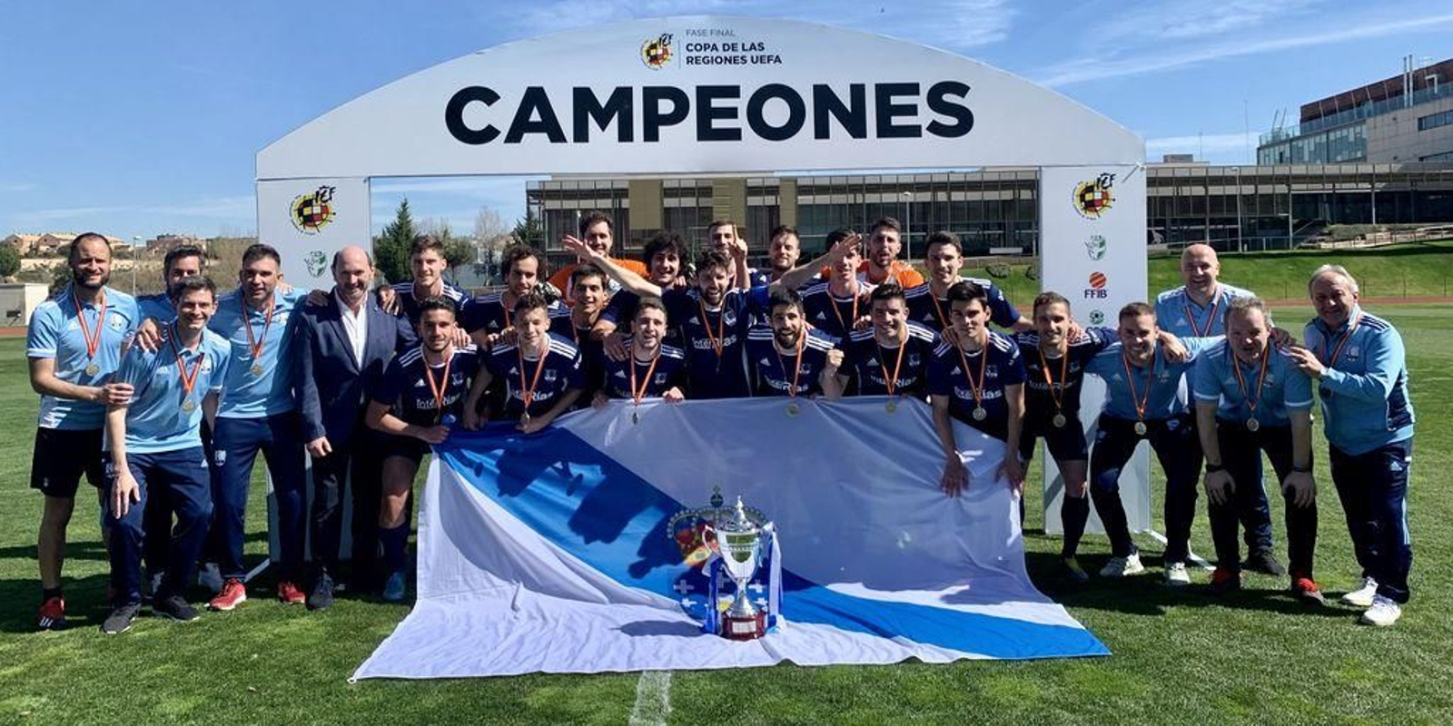 Los futbolistas, el cuerpo técnico y el presidente de la Federación Galega de Fútbol, Rafael Louzán, celebraron sobre el césped el triunfo.