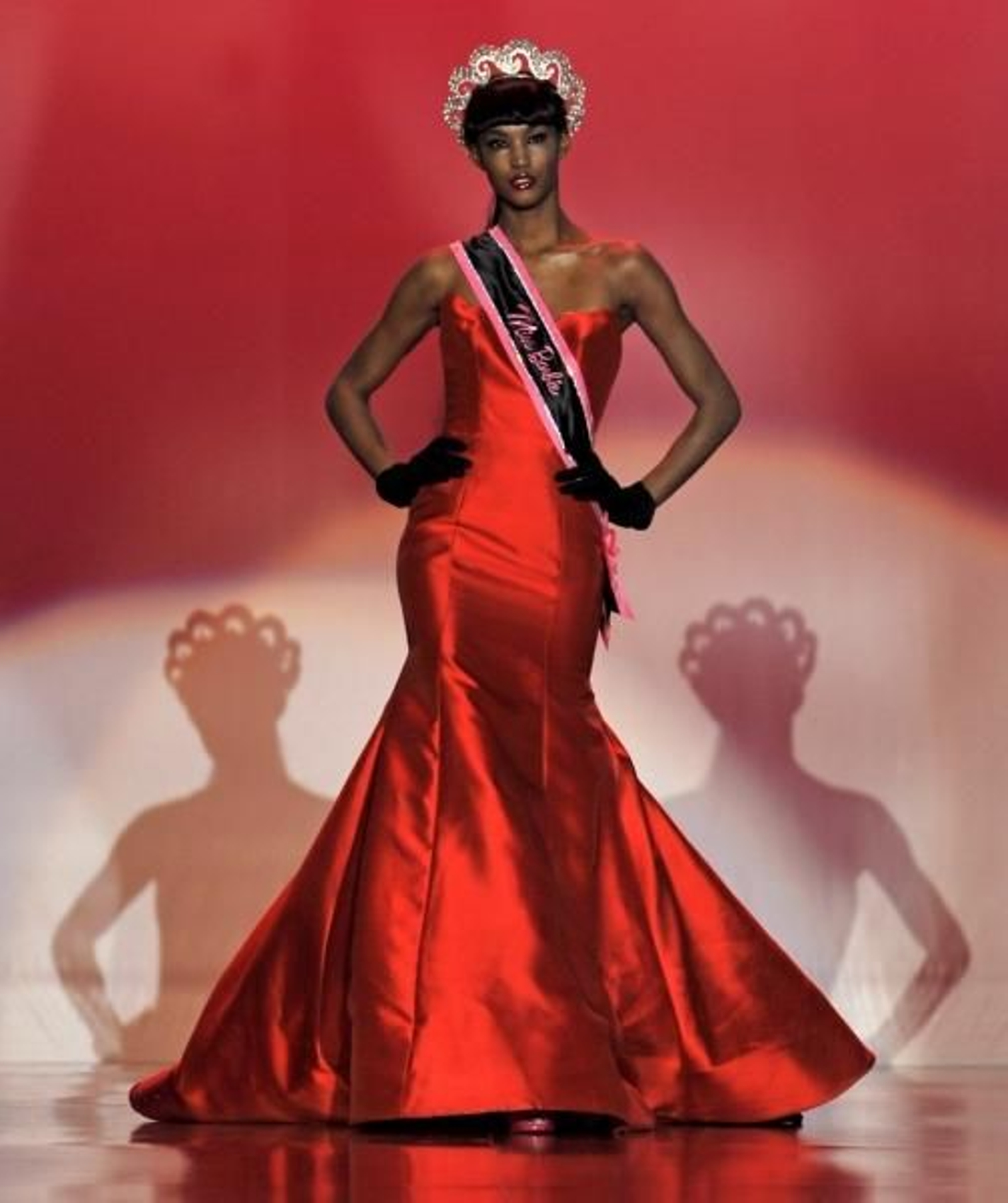 Una modelo luce una creación para Barbie.