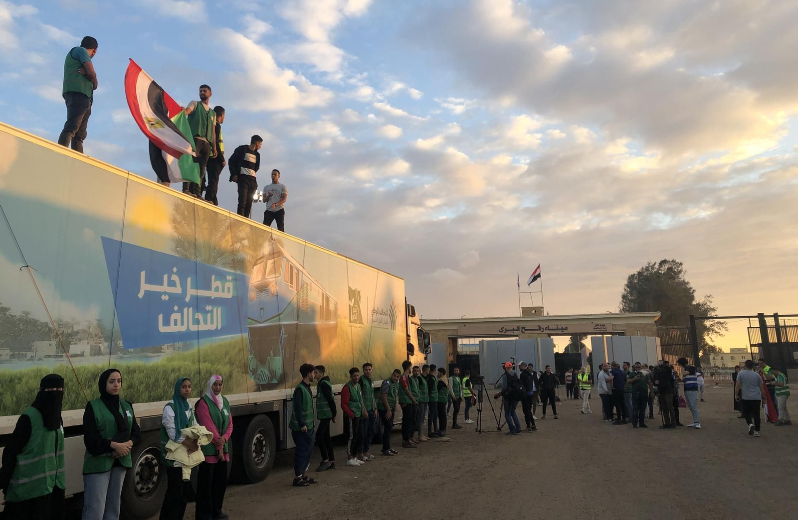 Un camión perteneciente a un convoy de ayuda humanitaria para la Franja de Gaza frente a la puerta fronteriza de Rafah, Egipto. // EFE